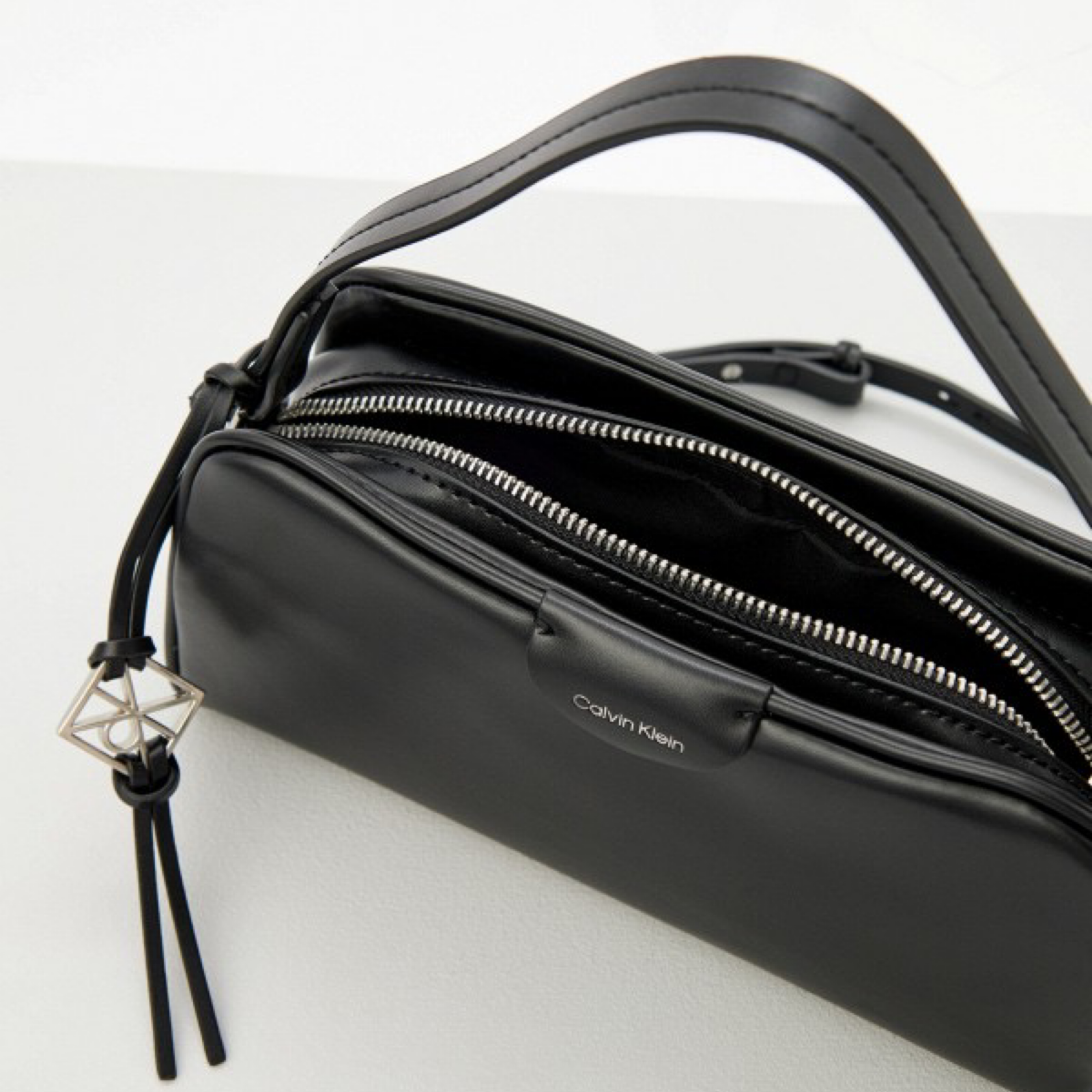 Дамска чанта Calvin Klein Women Crossbody Bag LV04F3370G UB1 Top View