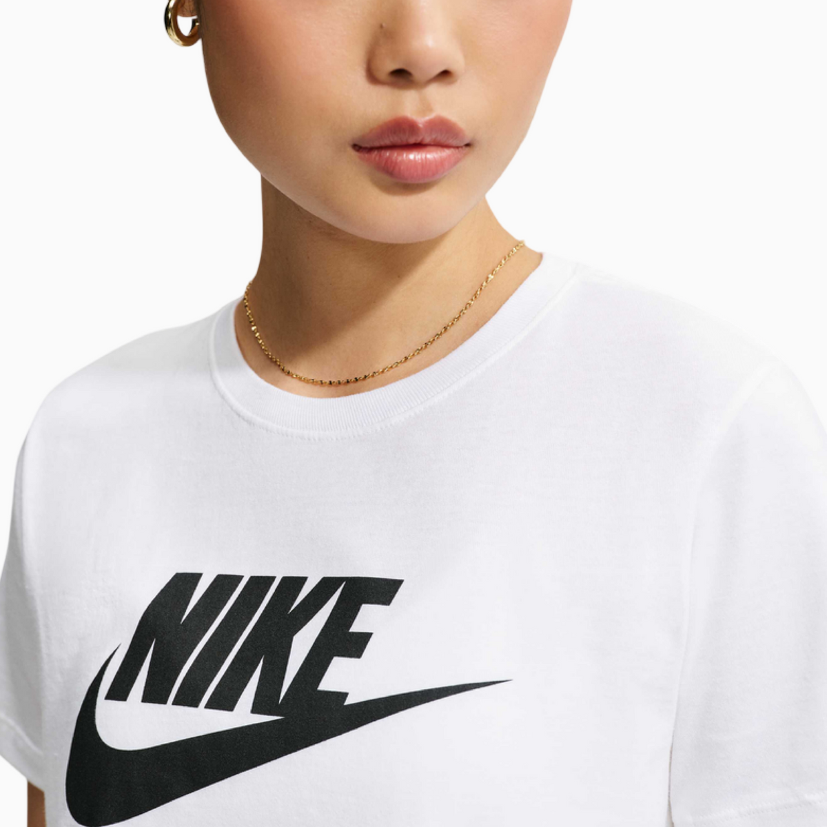Дамска тениска Nike Club Essentials Women T-shirt DX7906-100 Close-Up