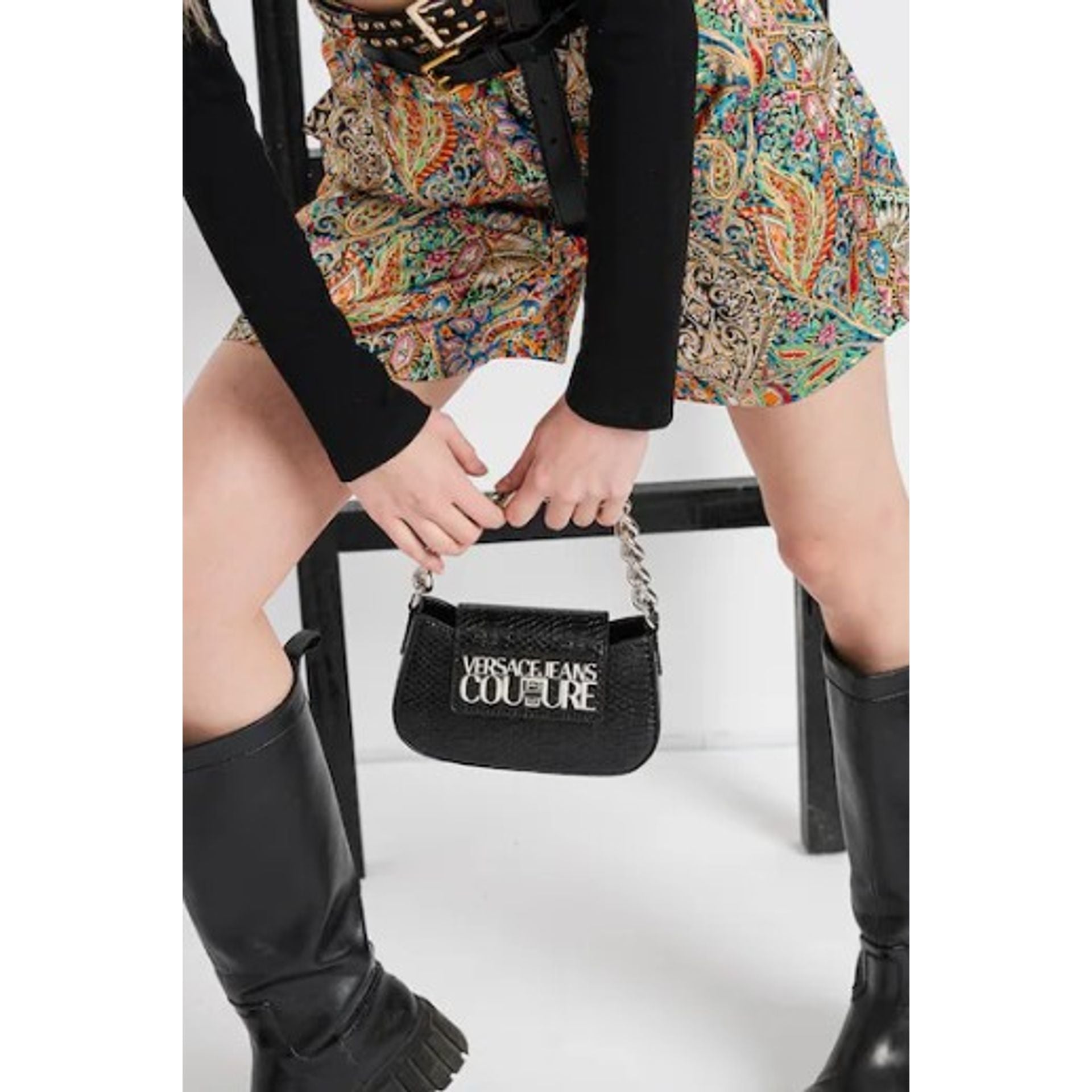 Дамска чанта Women’s crossbody bag Versace Jeans Couture 75VA4BL4 ZS816 899 Black lifestyle view