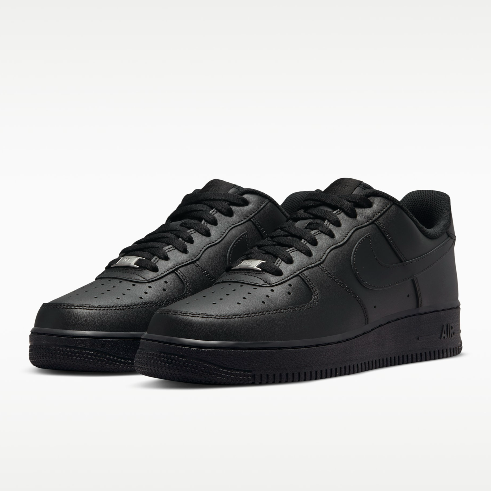 Мъжки черни кецове Nike Air Force 1 '07 CW2288-001 Men Sneakers Front View