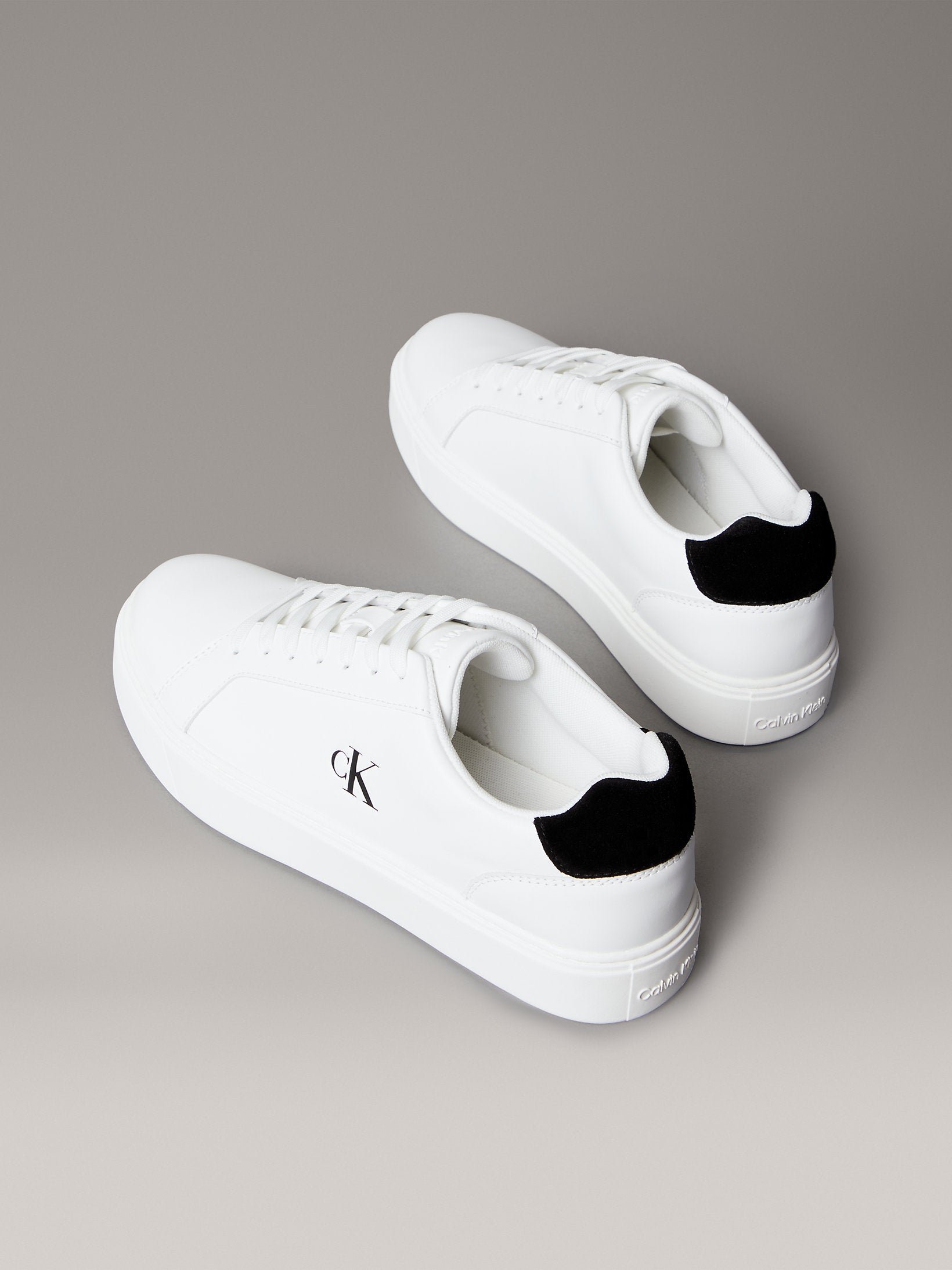 Мъжки кецове Men’s sneakers Calvin Klein
YM0YM0143501W White heels view