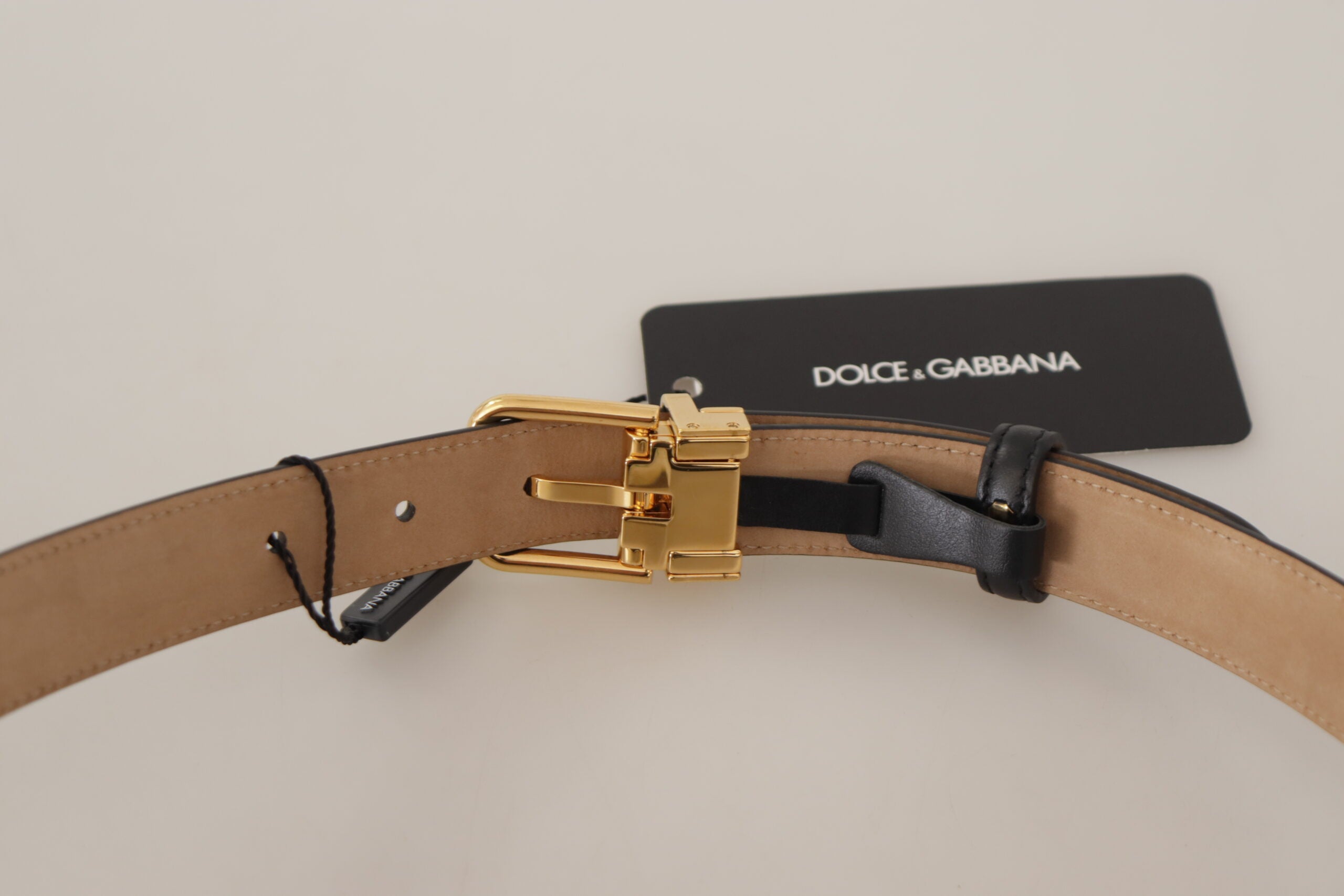 Елегантен черен кожен колан Dolce & Gabbana с гравирана катарама
