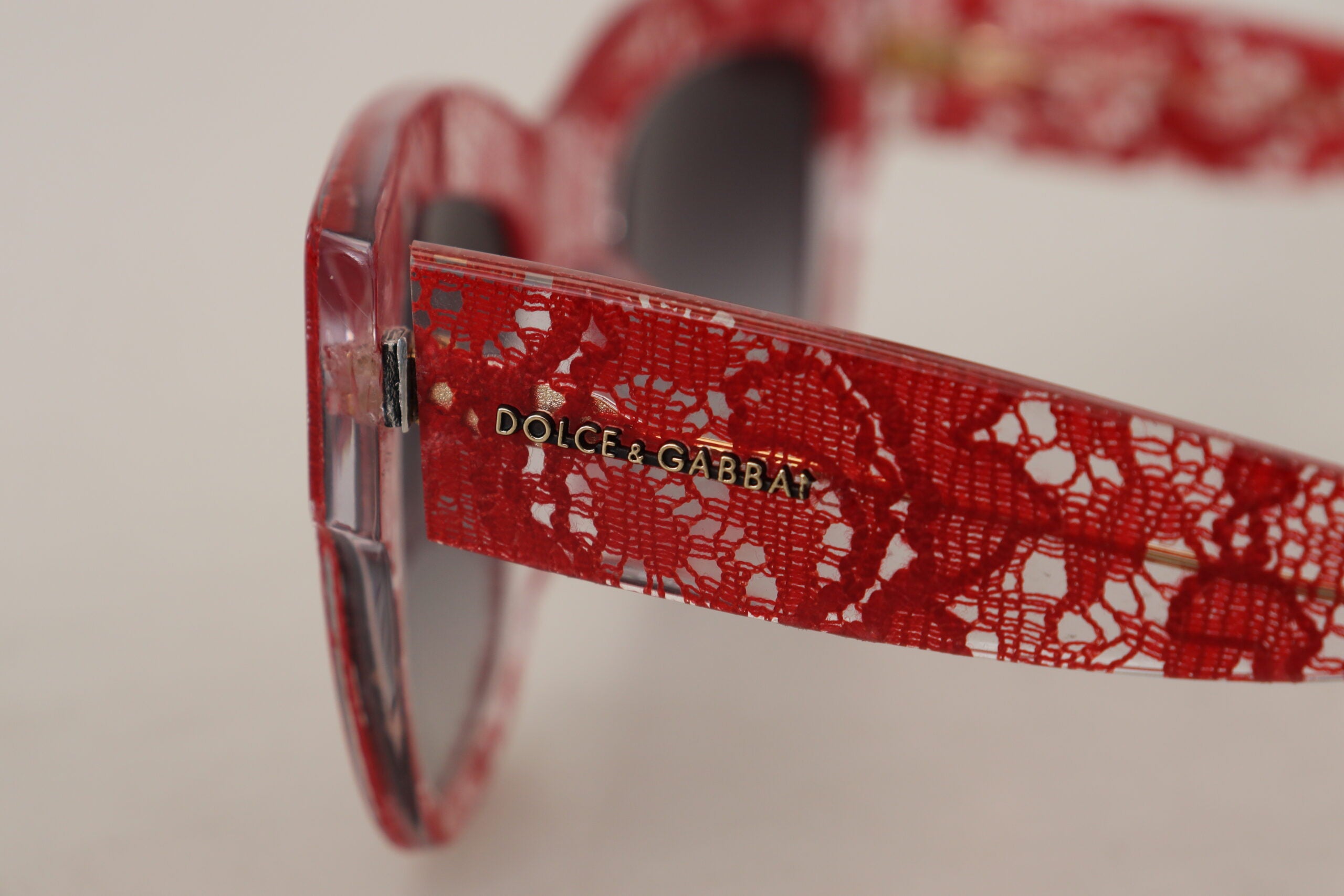 Dolce & Gabbana Елегантни слънчеви очила с червена дантела