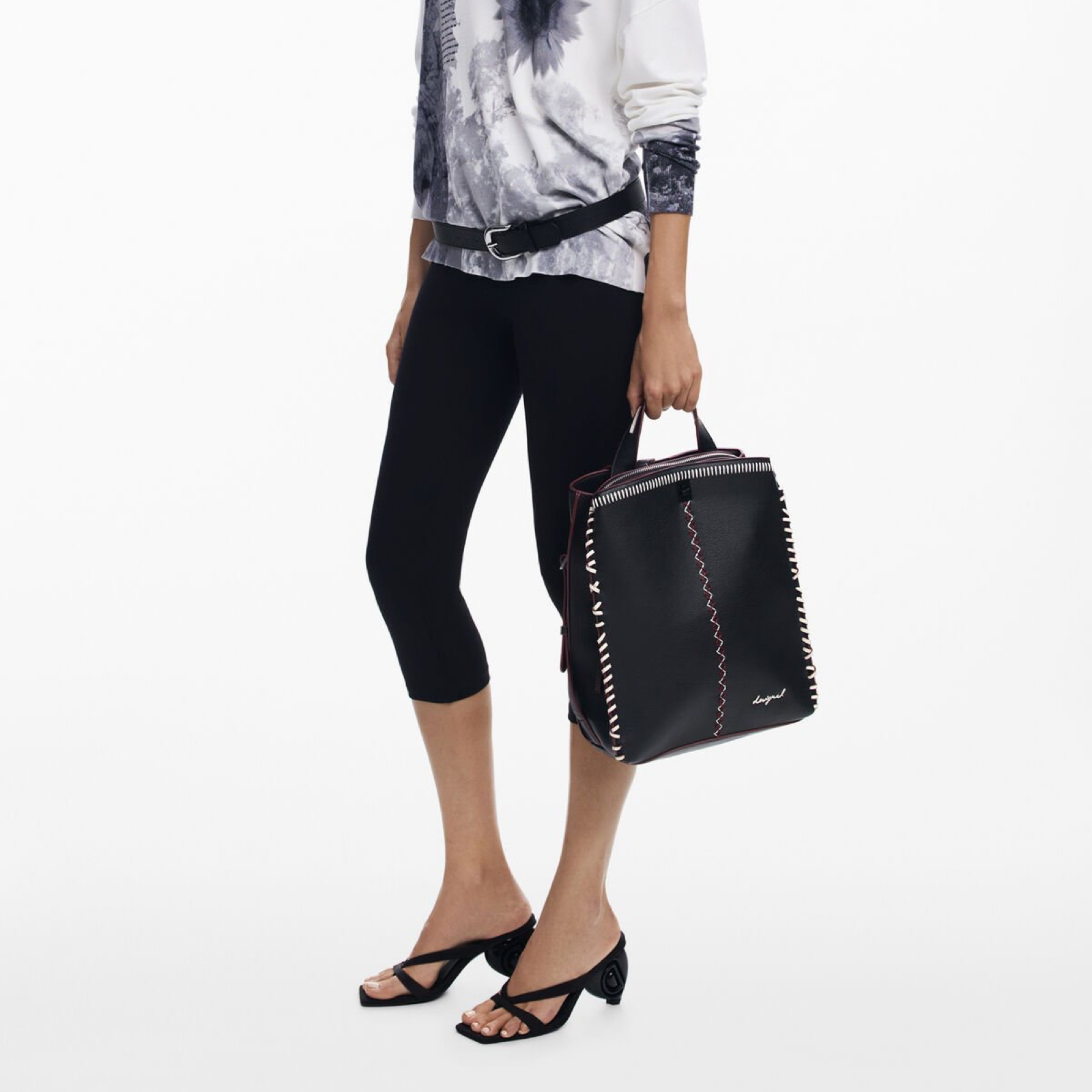 Дамска раница Desigual Women Rucksack 25WAKP17 Hand View