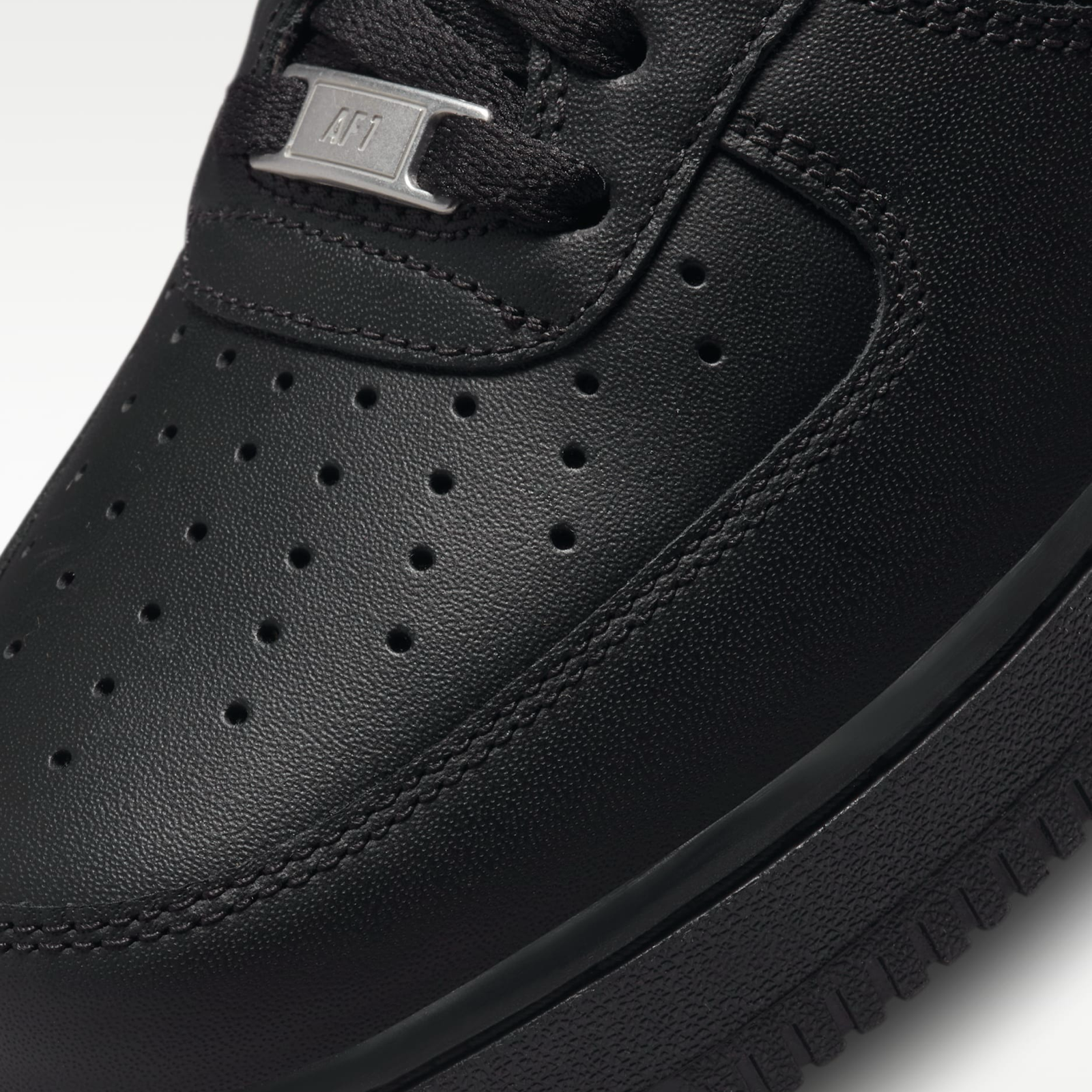 Мъжки черни кецове Nike Air Force 1 '07 CW2288-001 Men Sneakers Close-Up