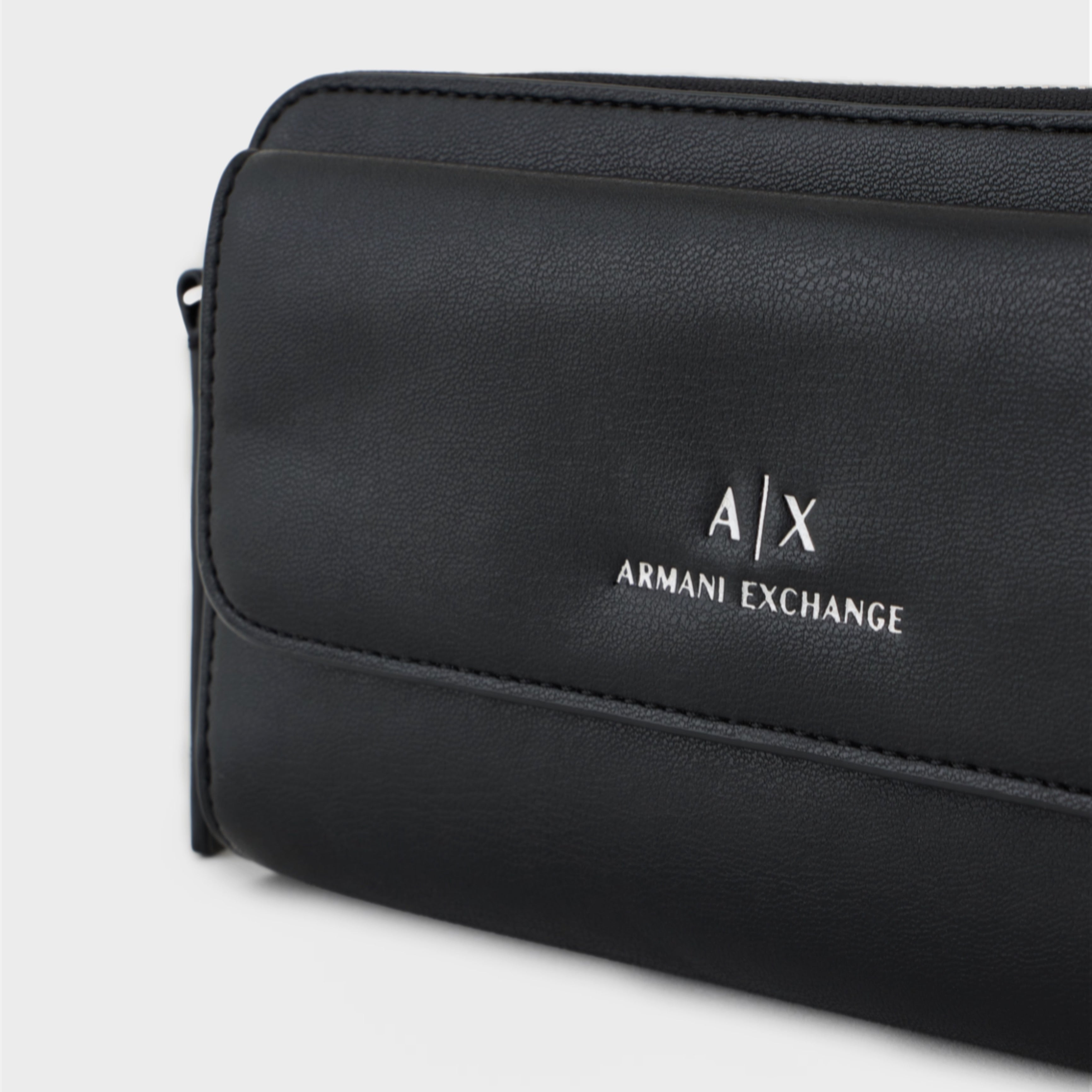 Дамско клъч портмоне Armani Exchange Women’s clutch wallet Armani Exchange
XW000948 AF12589 UC001 Black Detailed view