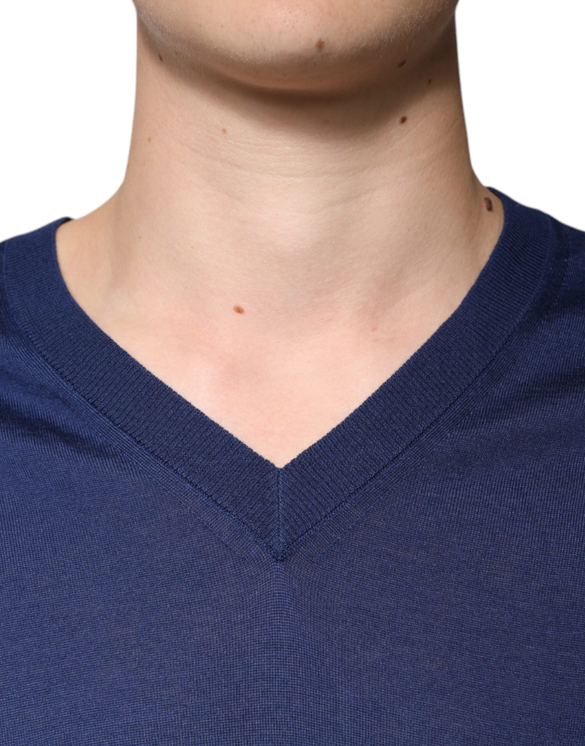 Dolce & Gabbana тъмносин кашмирен пуловер с V-образно деколте