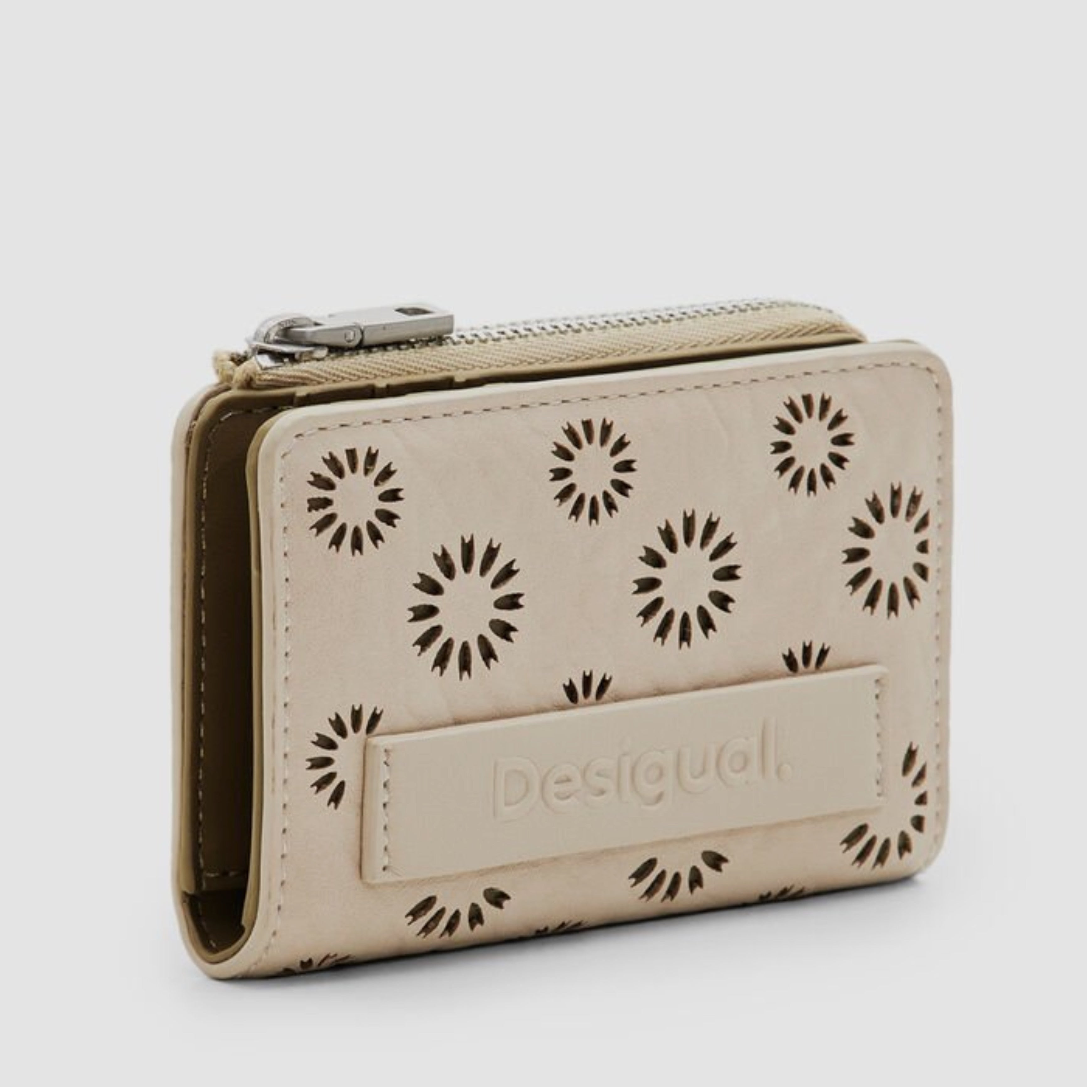 Дамски портфейли в бежово Women’s wallet Desigual 24SAYP04 1008U Beige