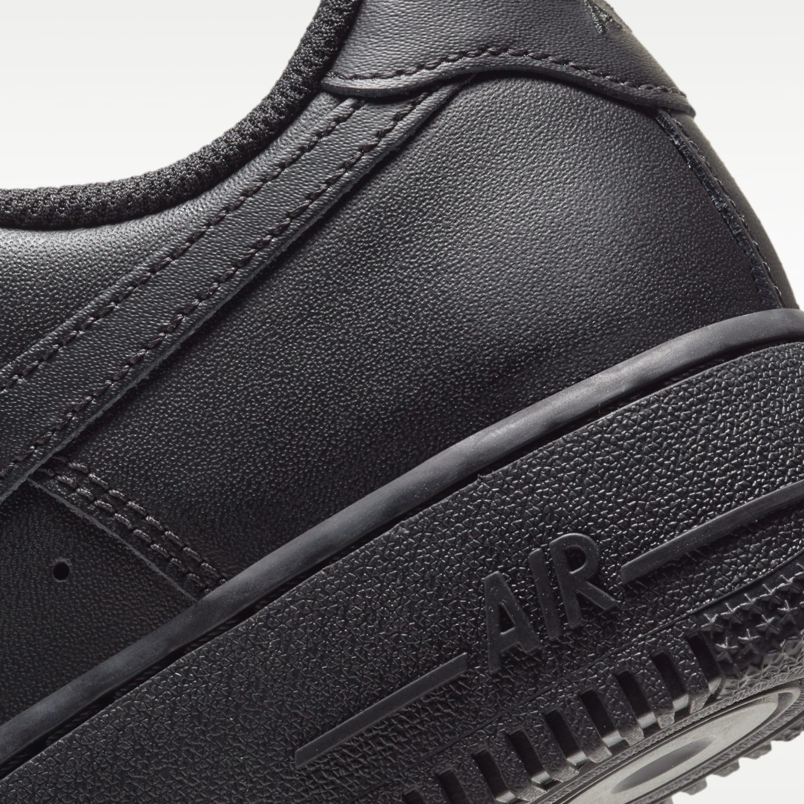 Дамски черни кецове Nike Air Force 1 '07 DD8959-001 Women Sneakers Close-Up