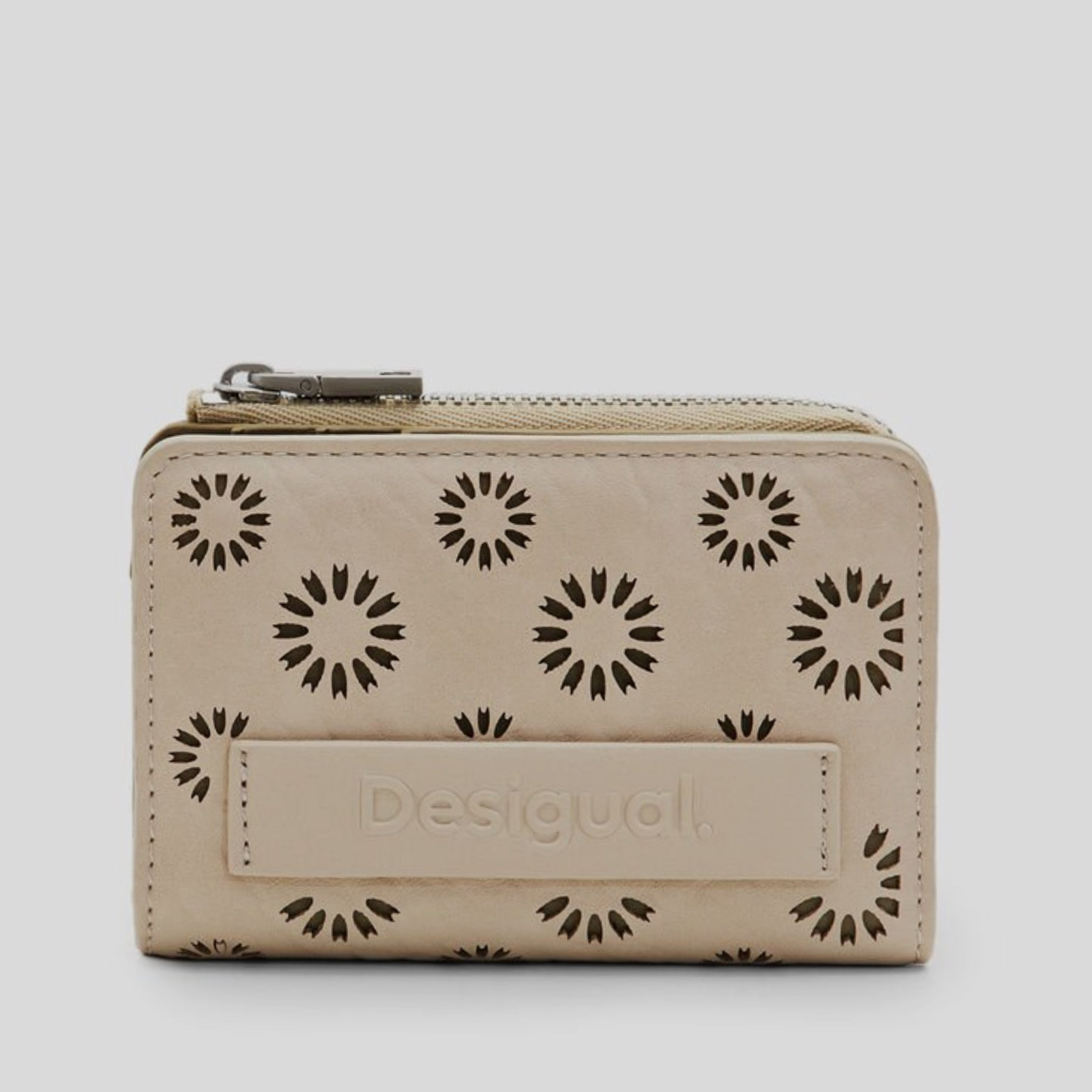 Дамски портфейли в бежово Women’s wallet Desigual 24SAYP04 1008U Beige