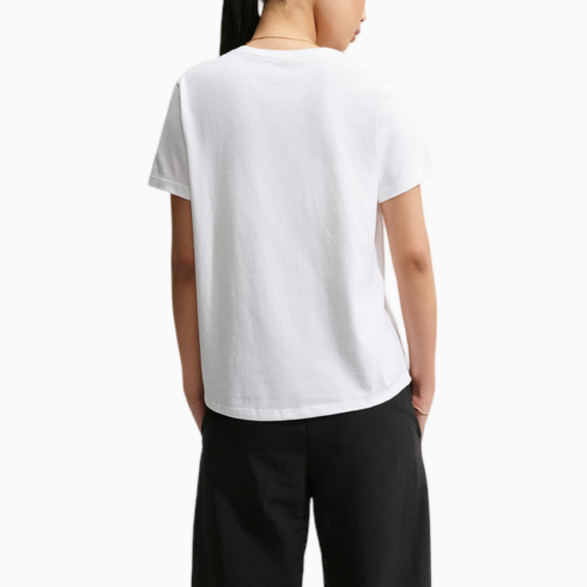 Дамска тениска Nike Club Essentials Women T-shirt DX7906-100 Back View