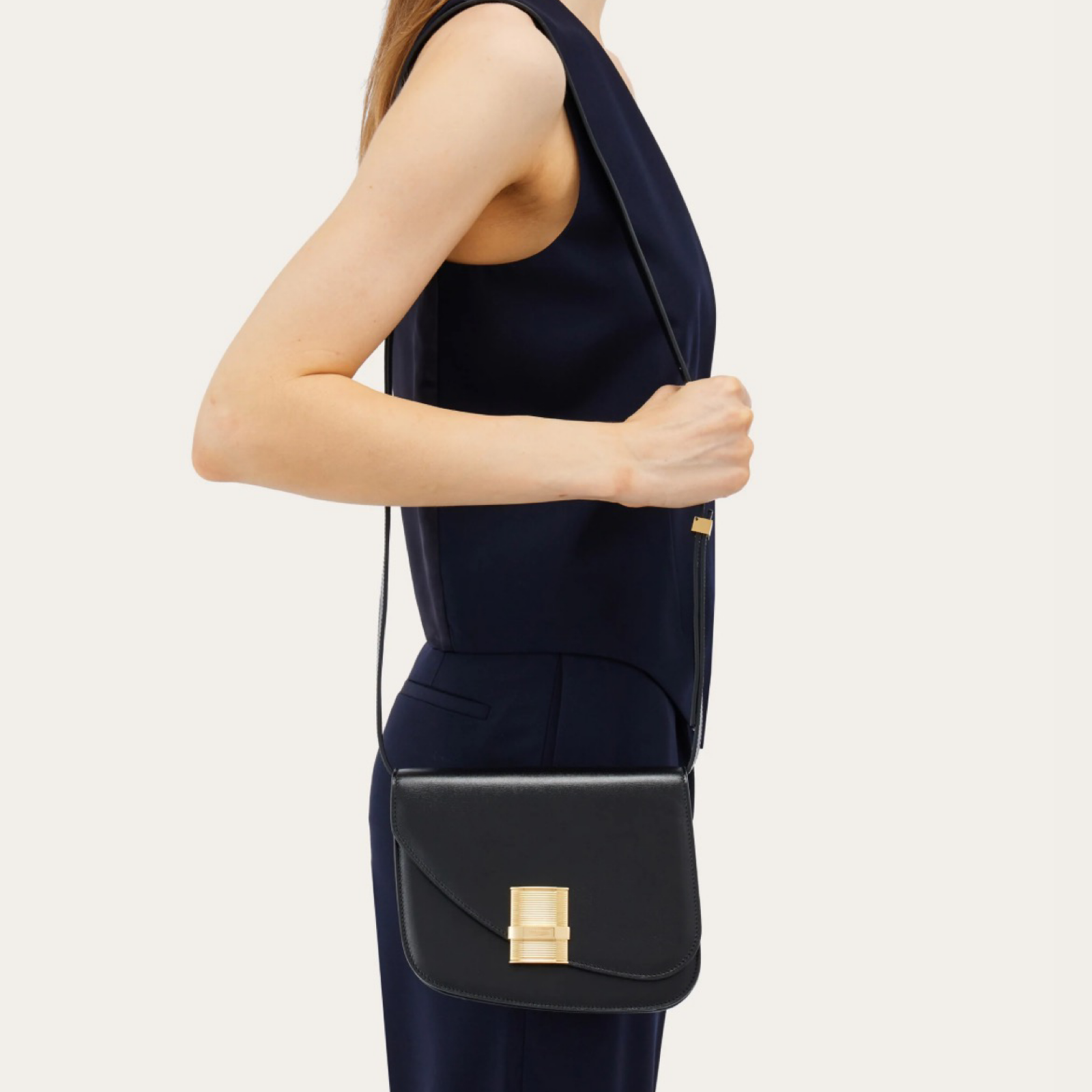 Дамска чанта Salvatore Ferragamo Fiamma Crossbody Bag 215971 769385 Model View