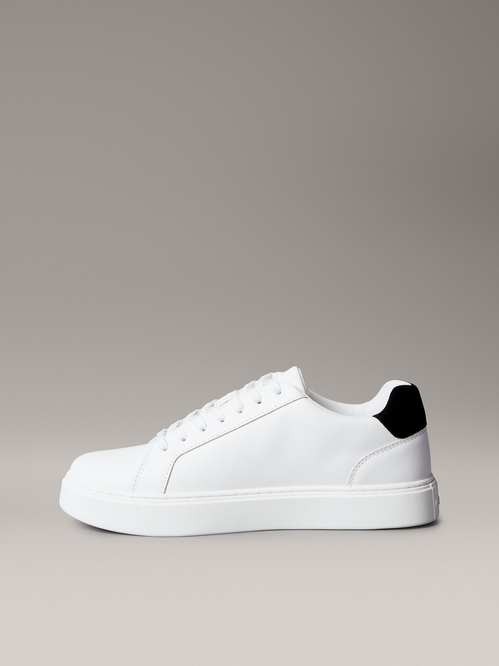 Мъжки кецове Men’s sneakers Calvin Klein
YM0YM0143501W White medial view
