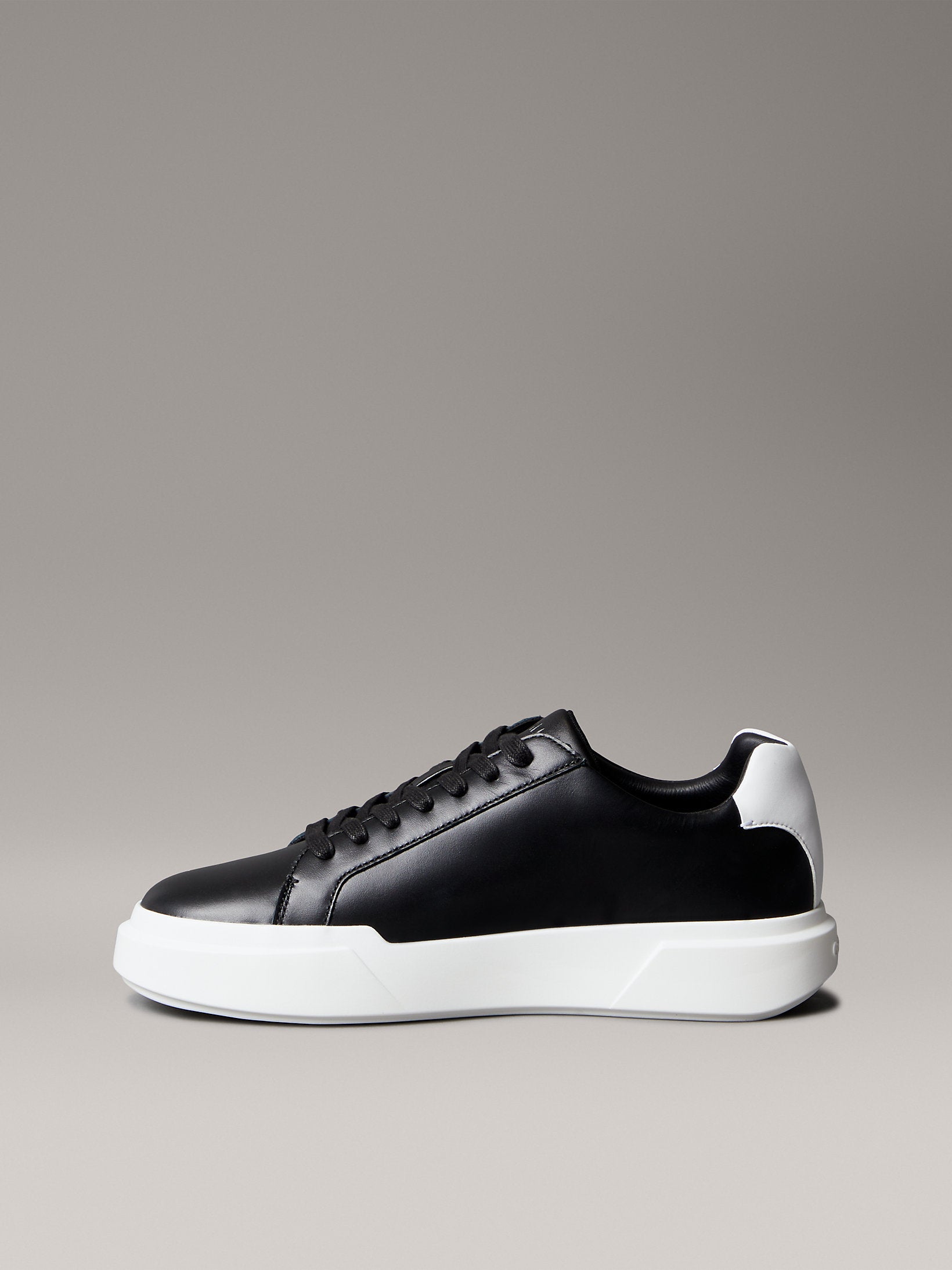 Мъжки кецове Men’s sneakers Calvin Klein
YM0YM01344 0GM Black / White medial view