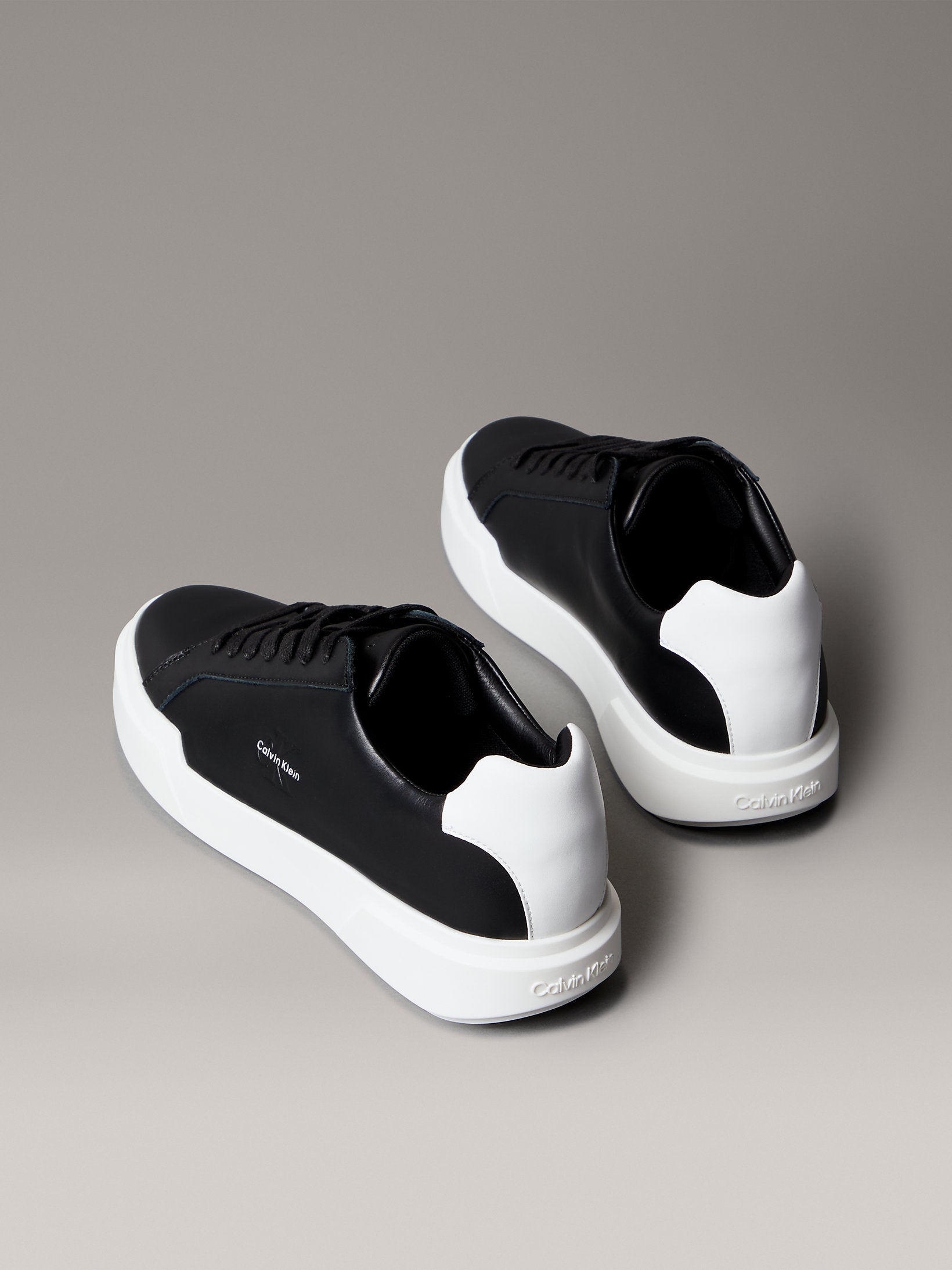 Мъжки кецове Men’s sneakers Calvin Klein
YM0YM01344 0GM Black / White heels view