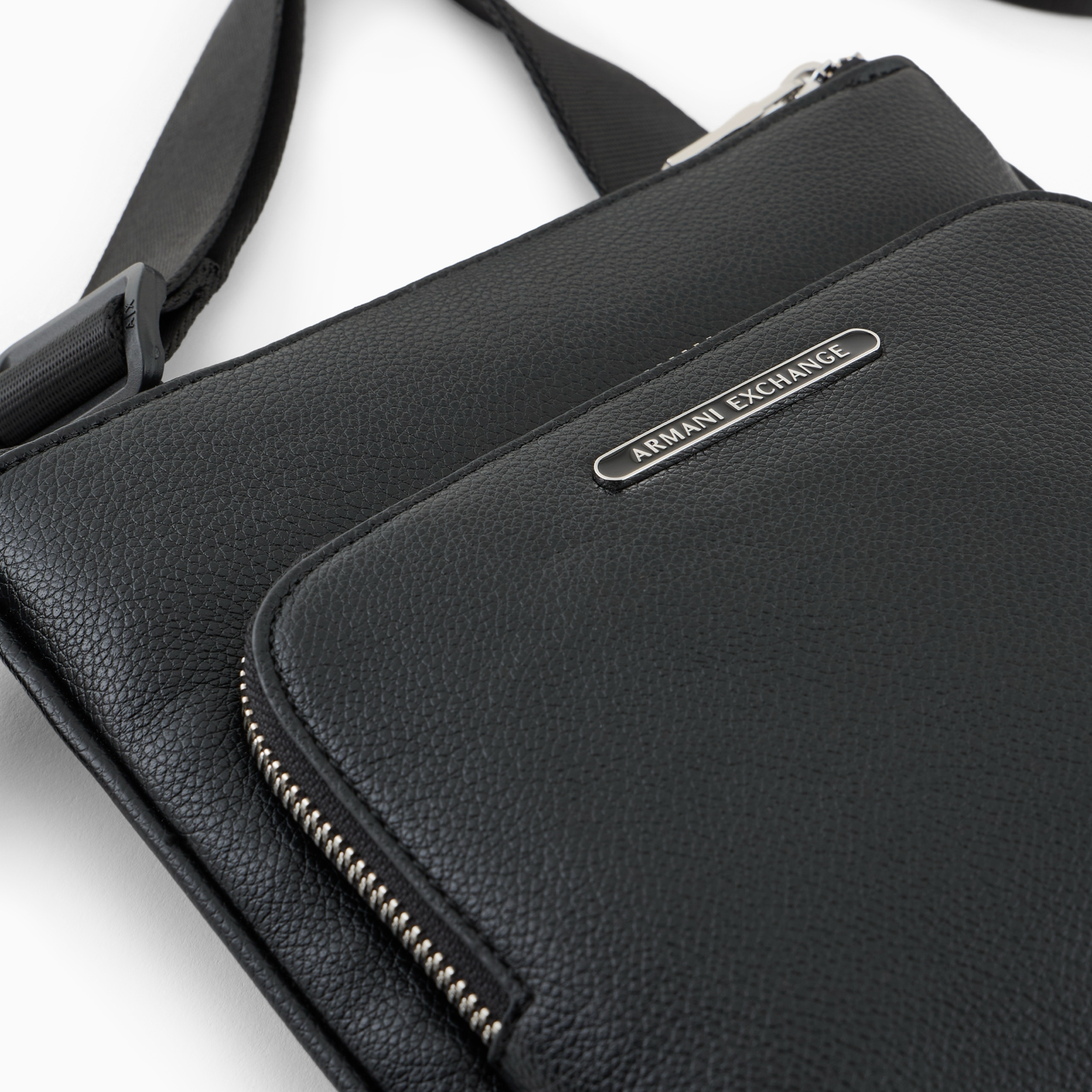 Мъжка чанта Armani Exchange Men Bag XM000846 AF12134 UC001 Close-Up