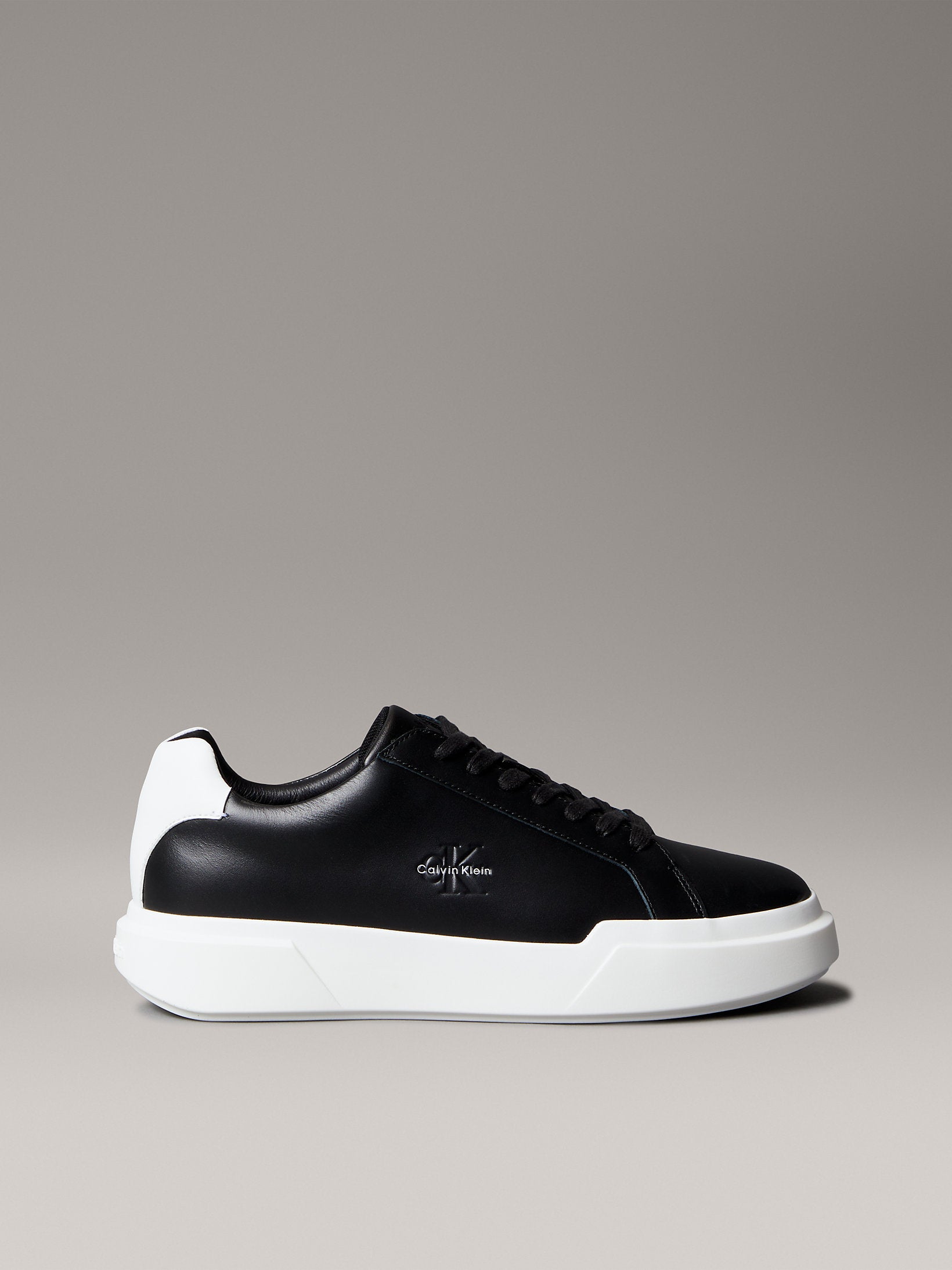 Мъжки кецове Men’s sneakers Calvin Klein
YM0YM01344 0GM Black / White lateral view