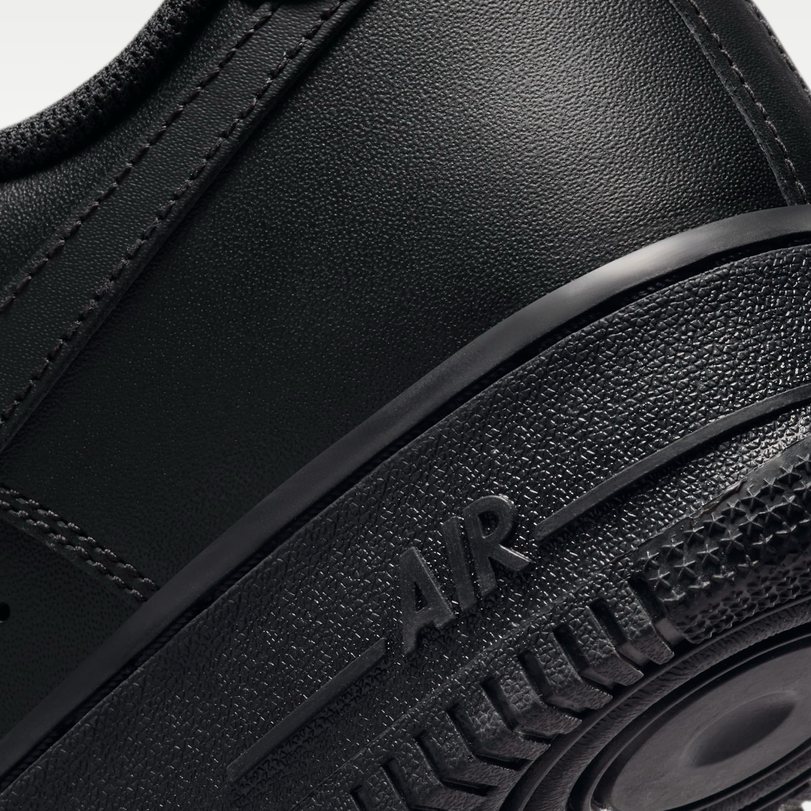 Мъжки черни кецове Nike Air Force 1 '07 CW2288-001 Men Sneakers Close-Up