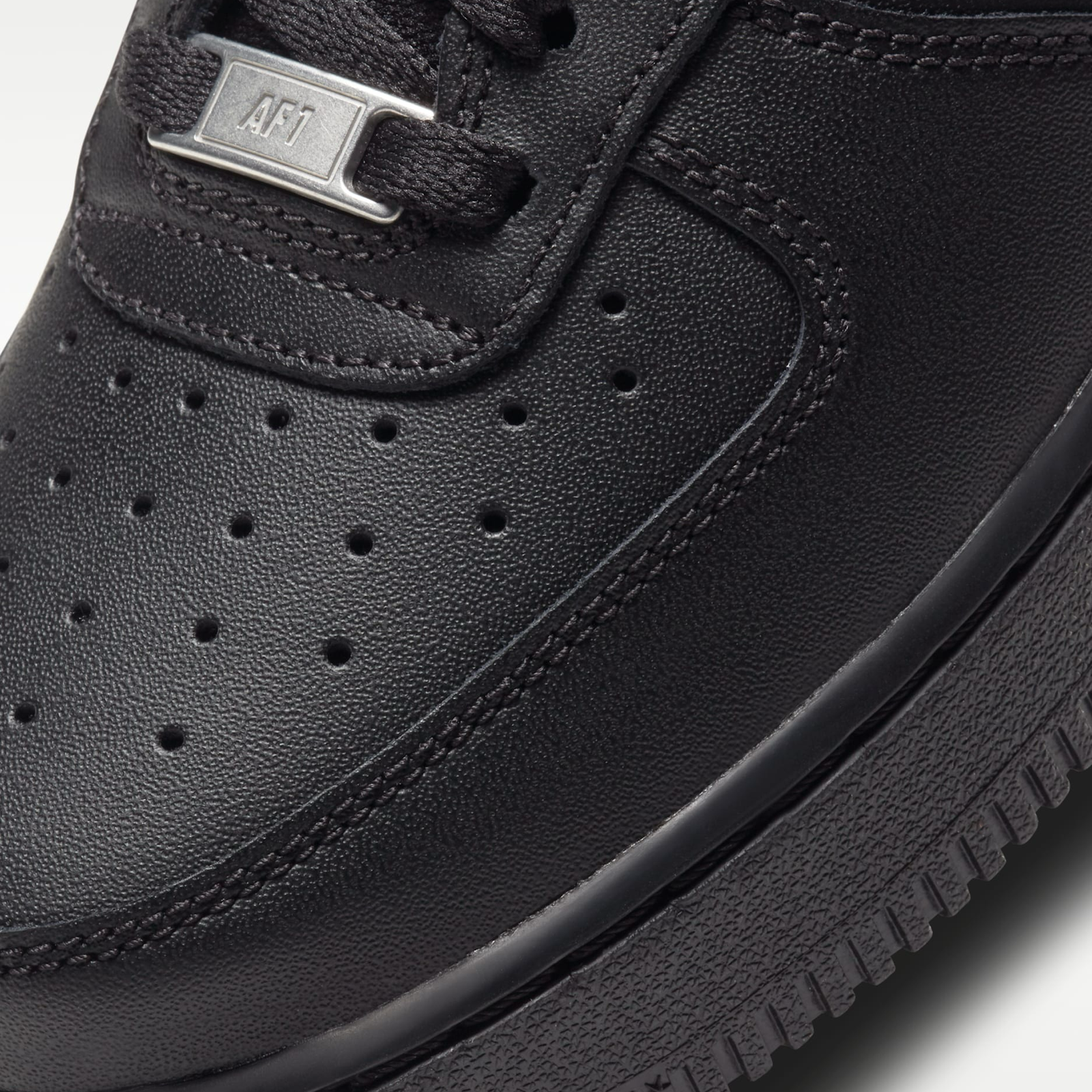 Дамски черни кецове Nike Air Force 1 '07 DD8959-001 Women Sneakers Close-Up
