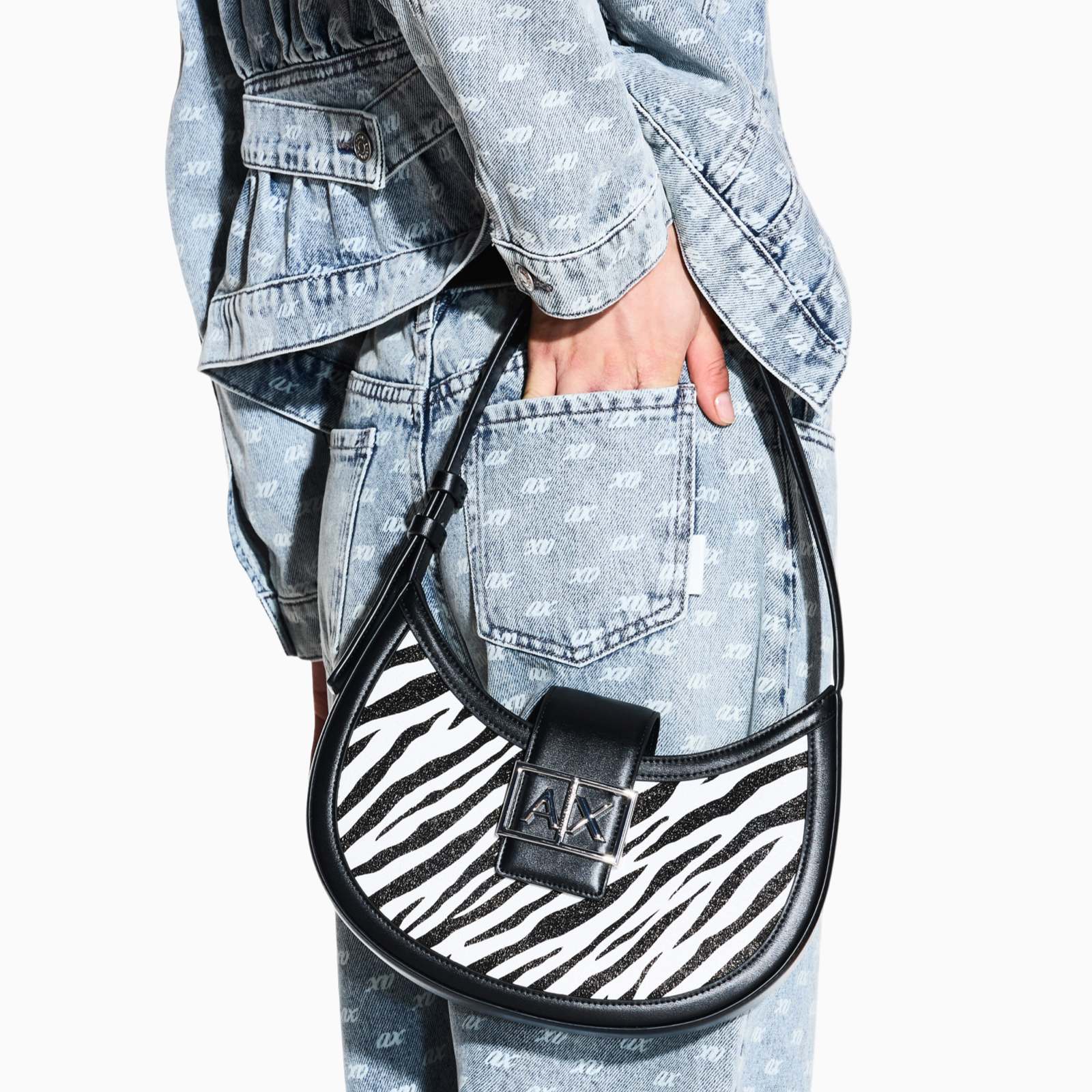 Дамска чанта Armani Exchange Women Shoulder Bag XW002565 AF26571 MC045 Model View