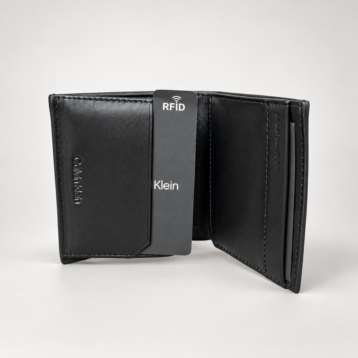 Мъжки вертикален портфейли Men's vertical wallet Calvin Klein
K50K510196 0II Black angled view 2