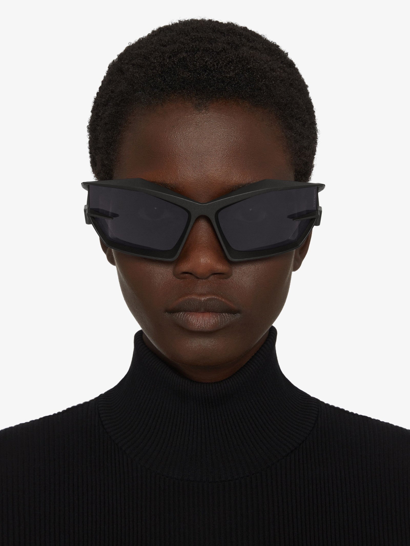 Слънчеви очила Unisex sunglasses Givenchy GIV CUT BR007GR04 A001 Black lifestyle view 3
