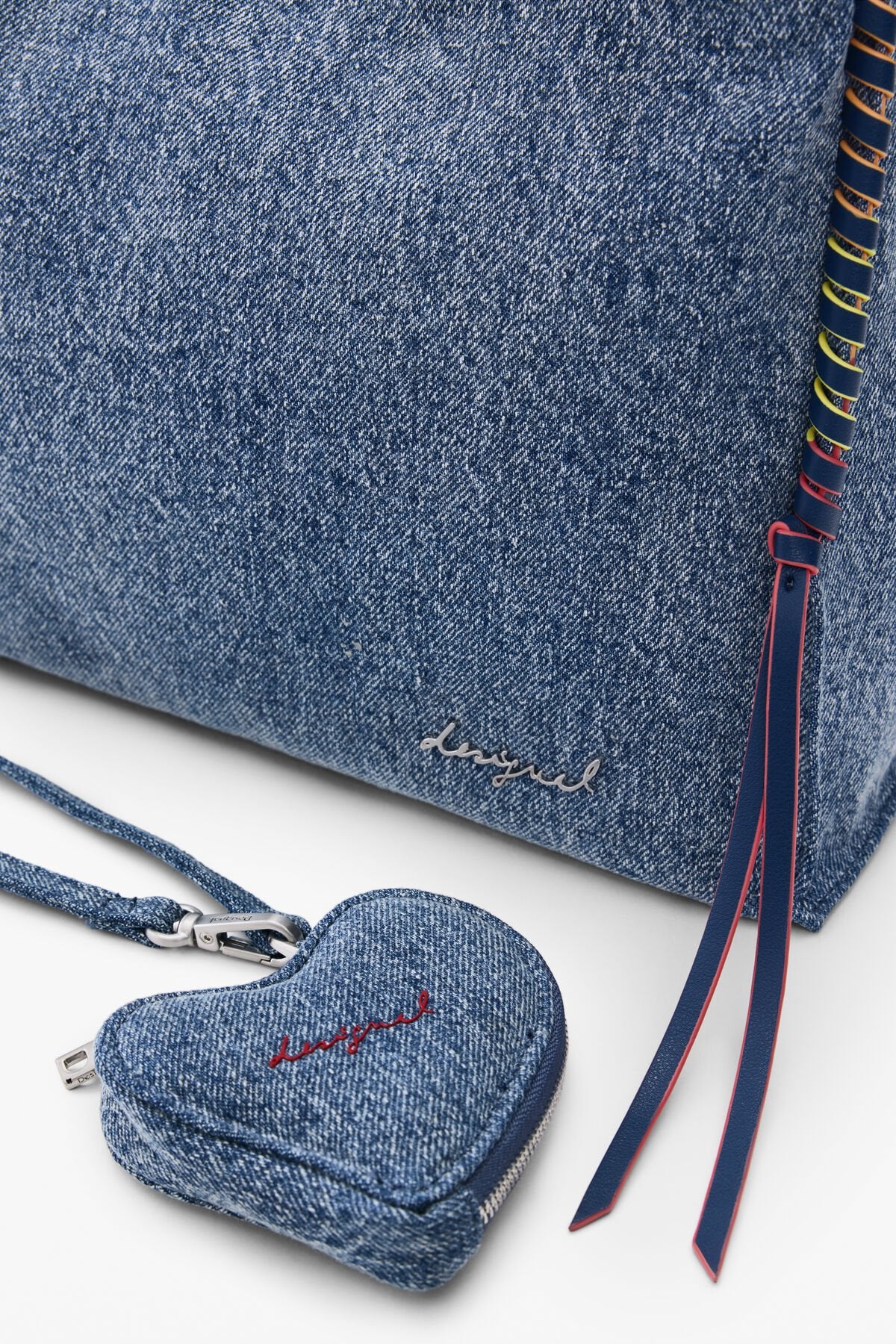 Дамска чанта Women’s handbag Desigual
26SAXD31 5005 Denim detail view