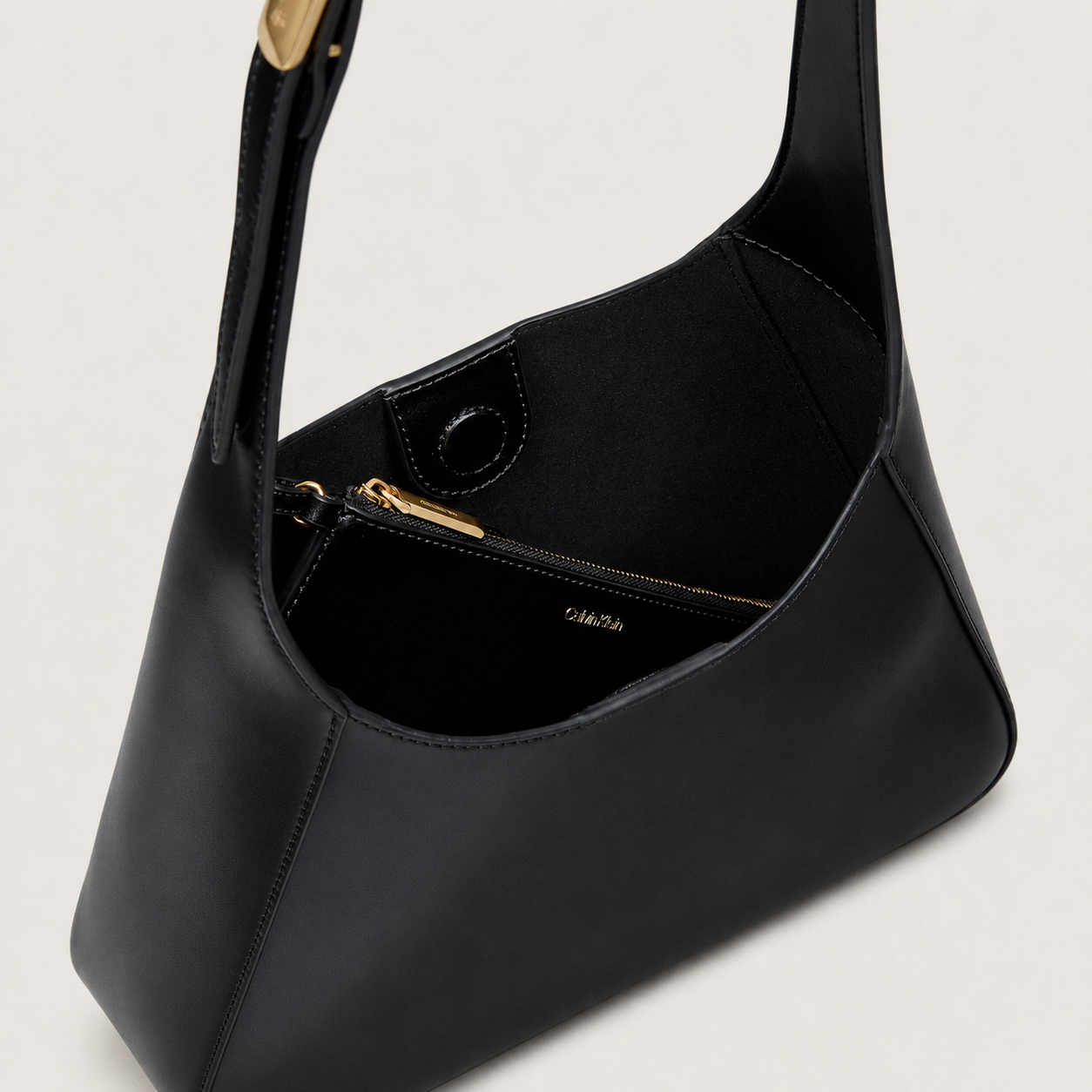 Дамска чанта Women’s medium shoulder hobo bag Calvin Klein LV04F3410G UB1 inside view