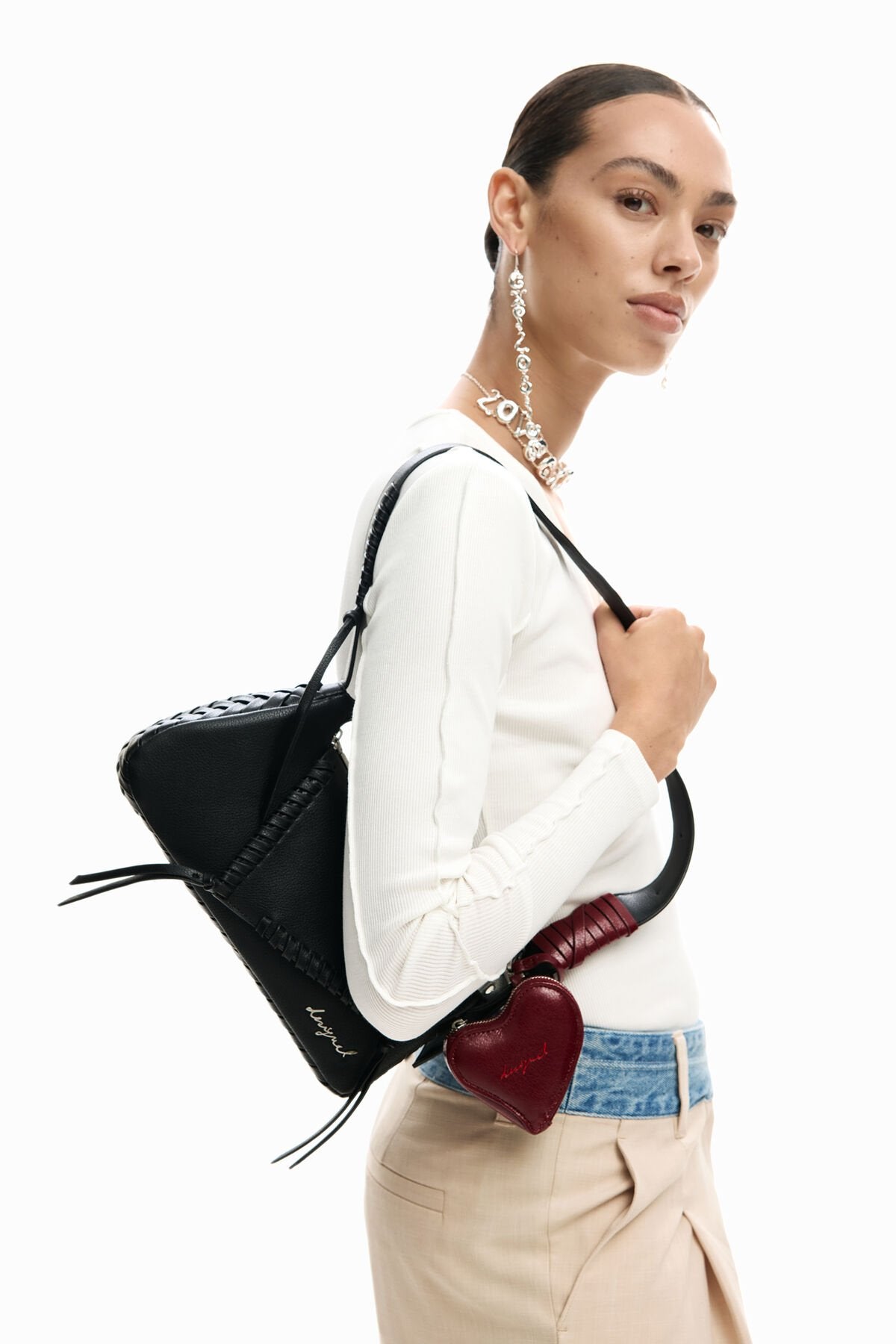 Дамска чанта Women’s shoulder bag Desigual
26SAXP45 2000 Black lifestyle view