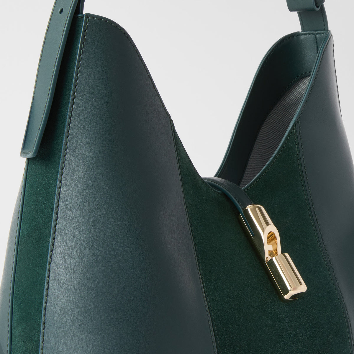 Women’s shoulder bag Furla Goccia M
SKU: WB01499_BX3158_1007_5137S Toni Dark Forest detail view