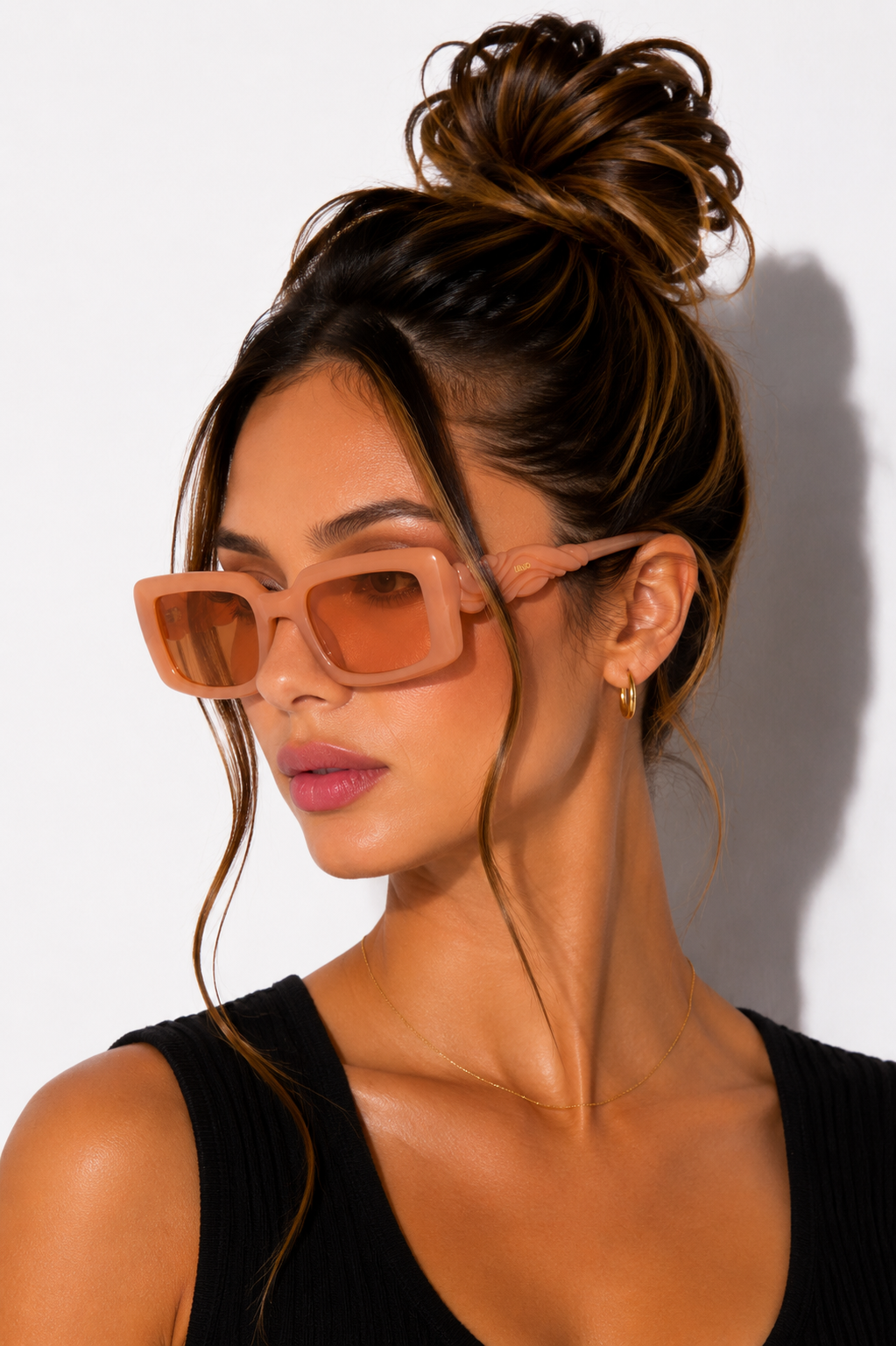 Дамски слънчеви очила Women’s sunglasses LIU JO LJ806S 216 Peach lifestyle view