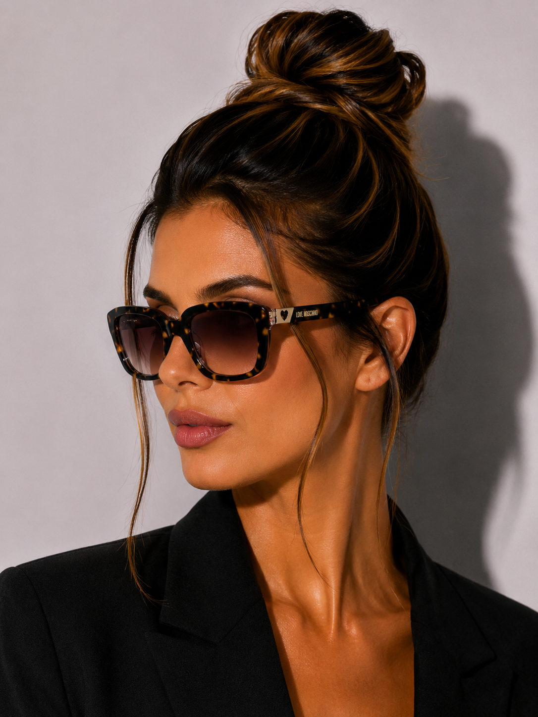 Дамски слънчеви очила Women’s sunglasses LOVE MOSCHINO MOL042S086F3H Brown lifestyle view