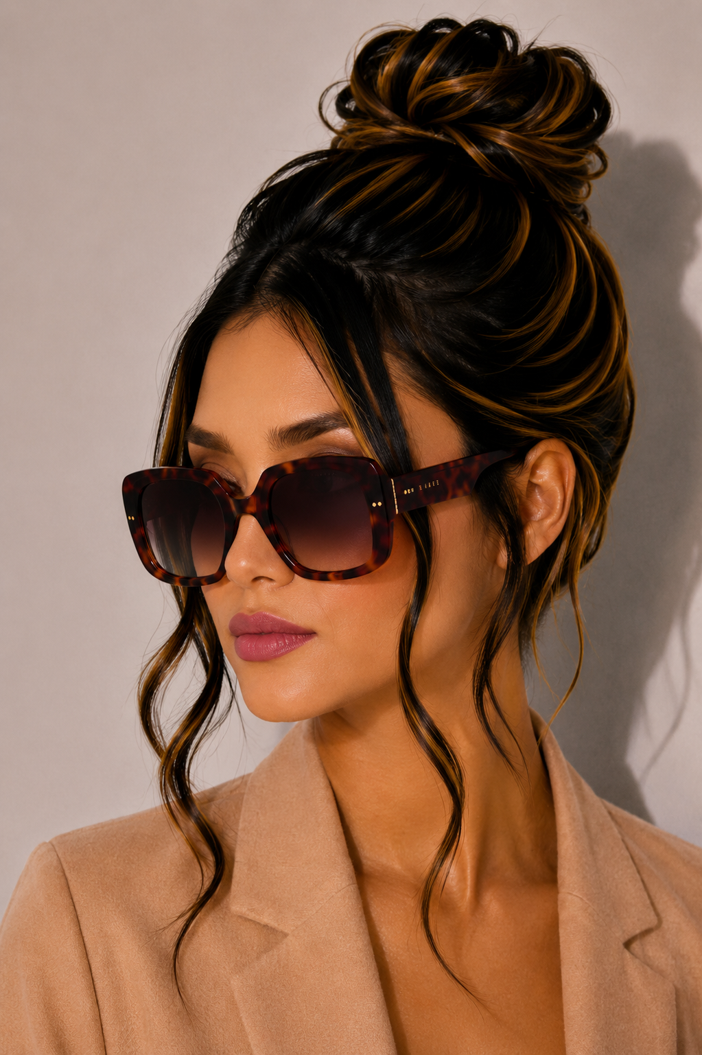 Дамски слънчеви очила Women’s sunglasses Ted Baker TB1730 100 Brown lifestyle view