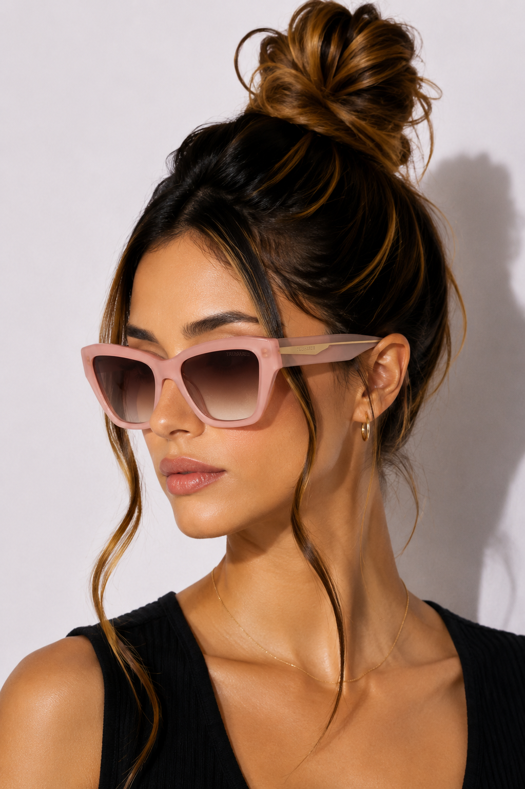 Дамски слънчеви очила Women’s sunglasses Trussardi TSW9030 H01 Pink lifestyle view