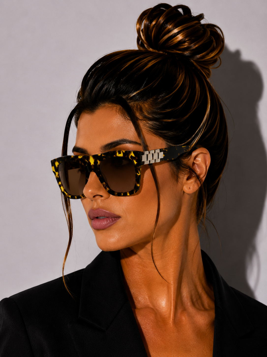 Дамски слънчеви очила Women’s sunglasses VICTORIA BECKHAM VB675S 012 Dark Havana Tortoise lifestyle view
