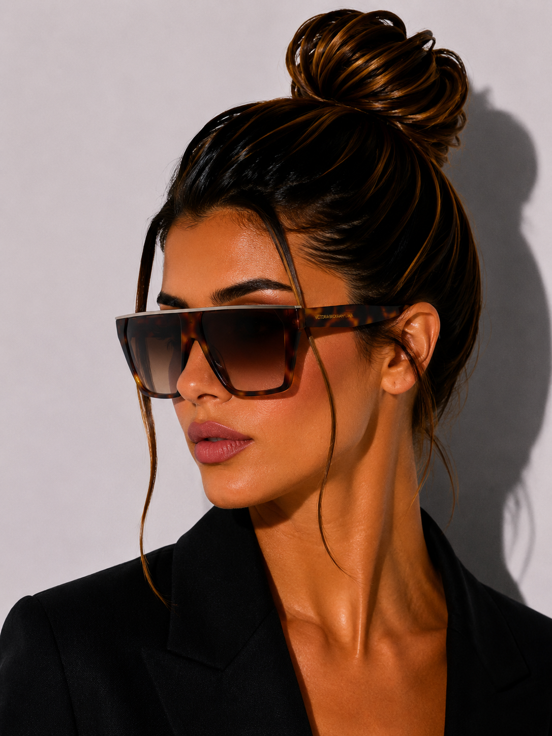 Дамски слънчеви очила Women’s sunglasses VICTORIA BECKHAM VB683S 215 Brown lifestyle view