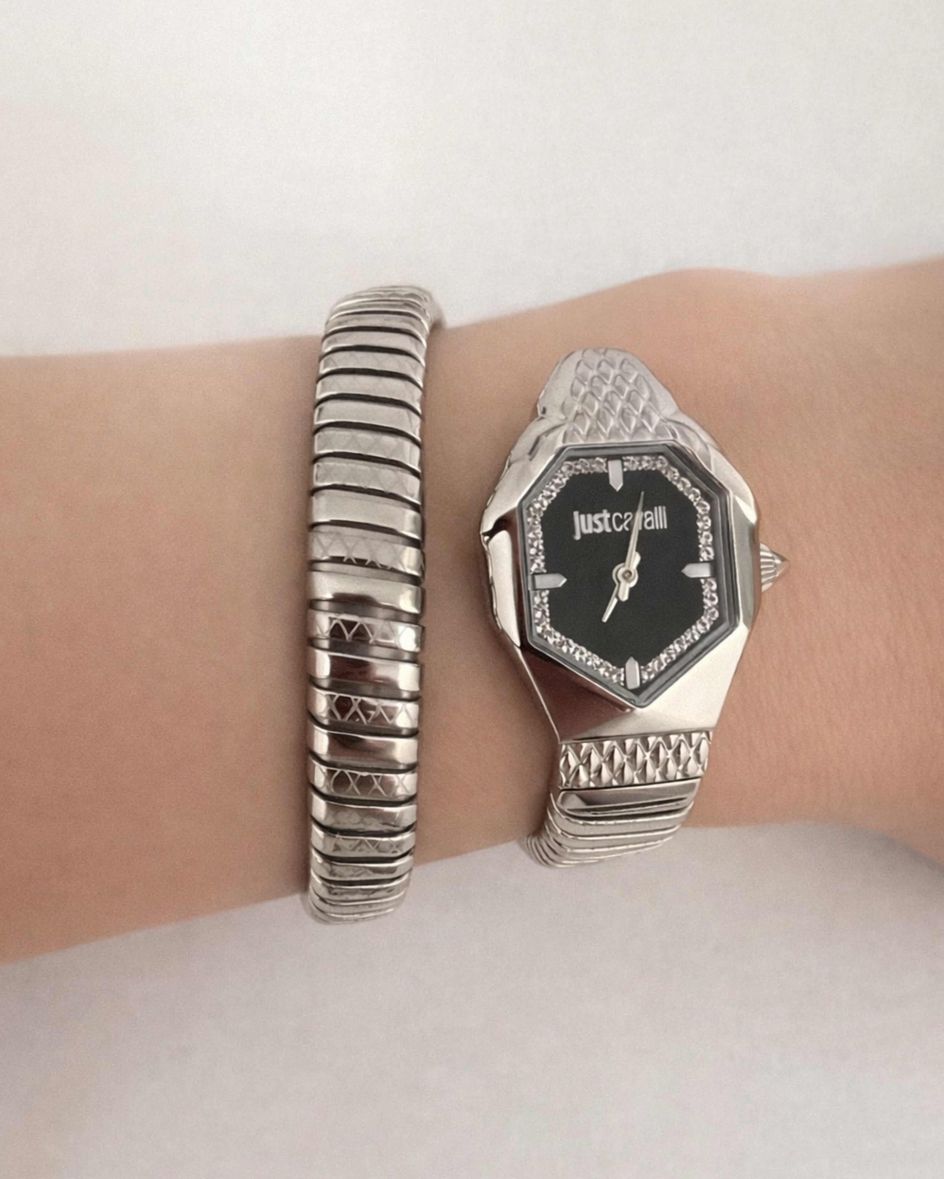 Дамски часовник Women’s watch Just Cavalli Signature Snake Aria JC1L369M0025 Silver lifestyle view