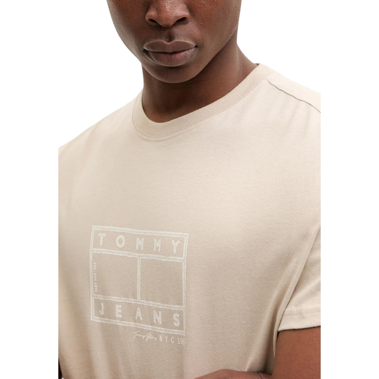 Мъжка бежова тениска Tommy Hilfiger Jeans Men T-shirt DM0DM22317 Close-Up