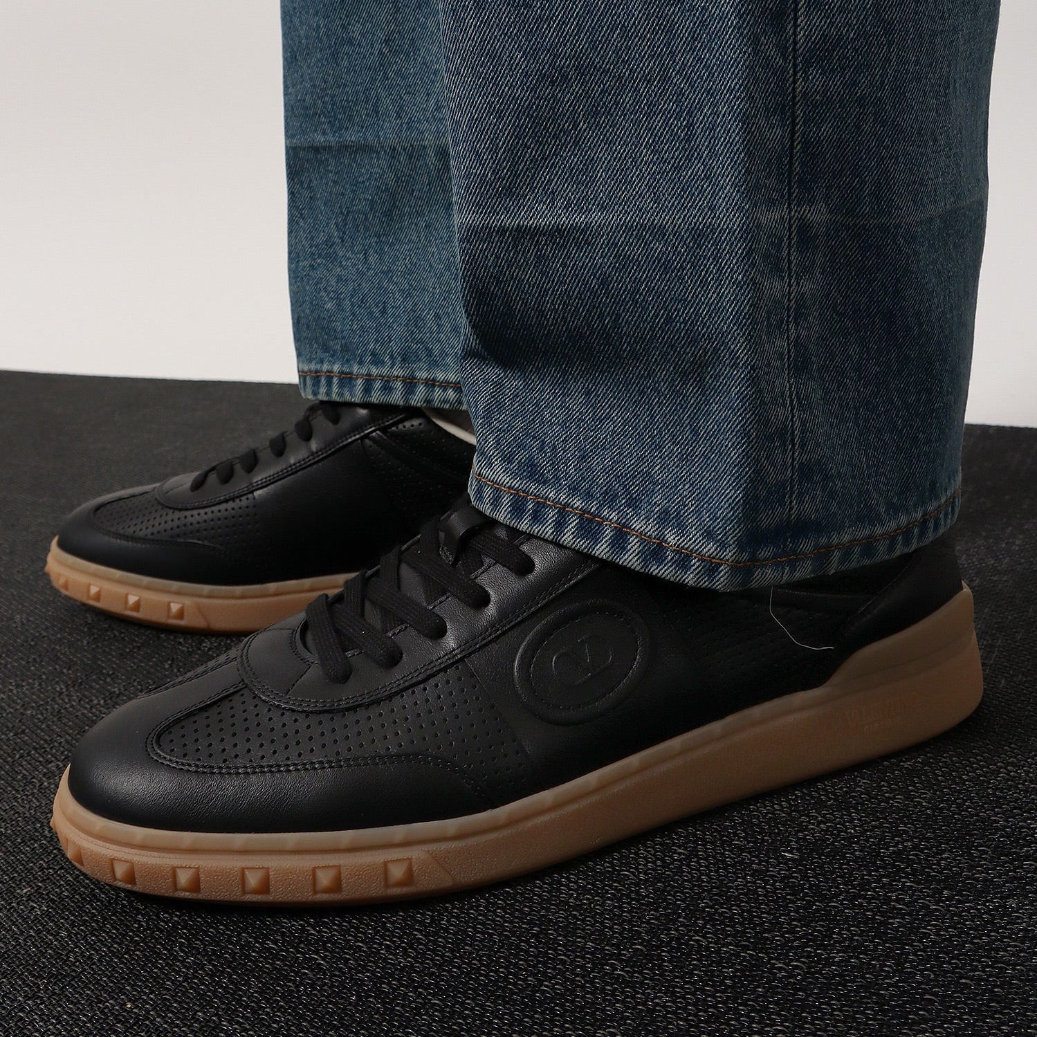 Мъжки кецове Men’s sneakers Valentino Garavani Upvillage 7Y2S0H77TFT0NO Black lifestyle view