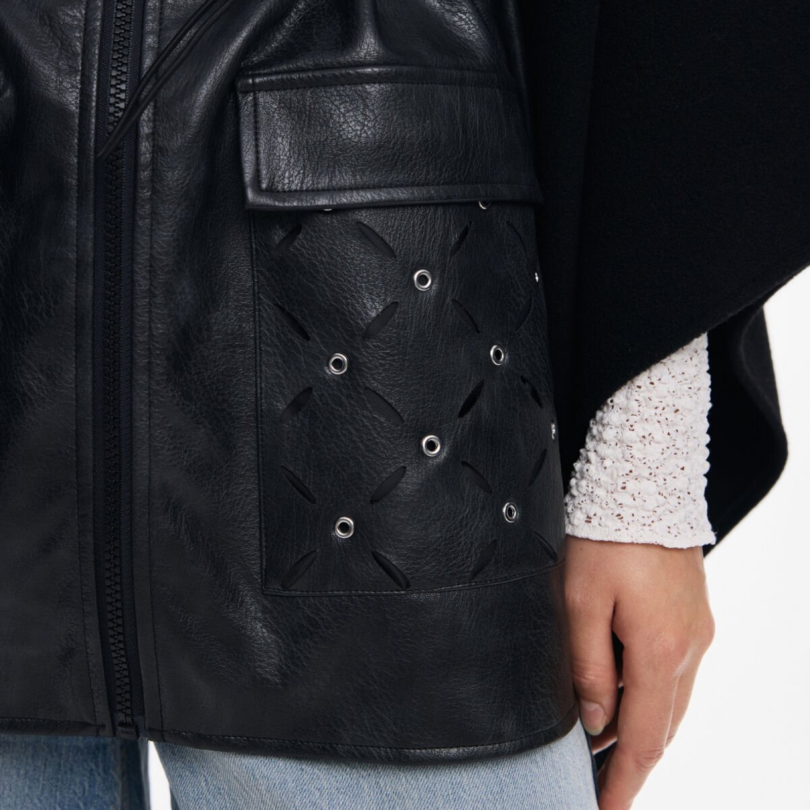 Дамски пончо Desigual Women Poncho 
25WAIA08 Close-Up
