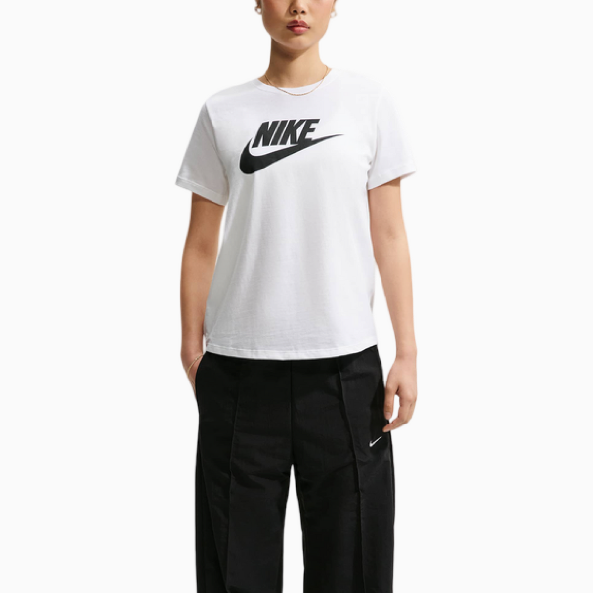 Дамска тениска Nike Club Essentials Women T-shirt DX7906-100 Front View
