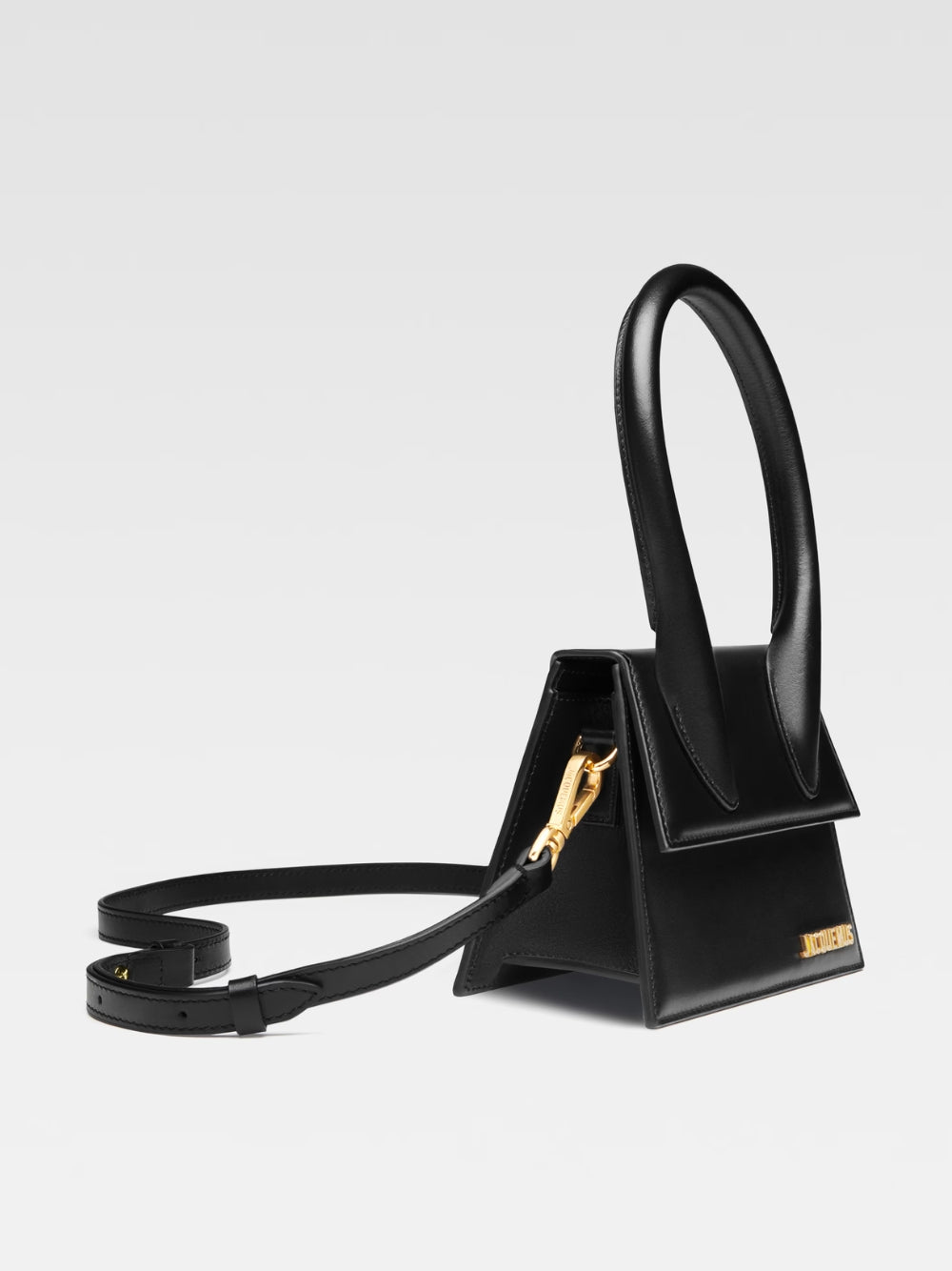 Чанта Medium handbag JACQUEMUS Le Chiquito Medium BAW00002BC01C01990 Black with golden logo angled view