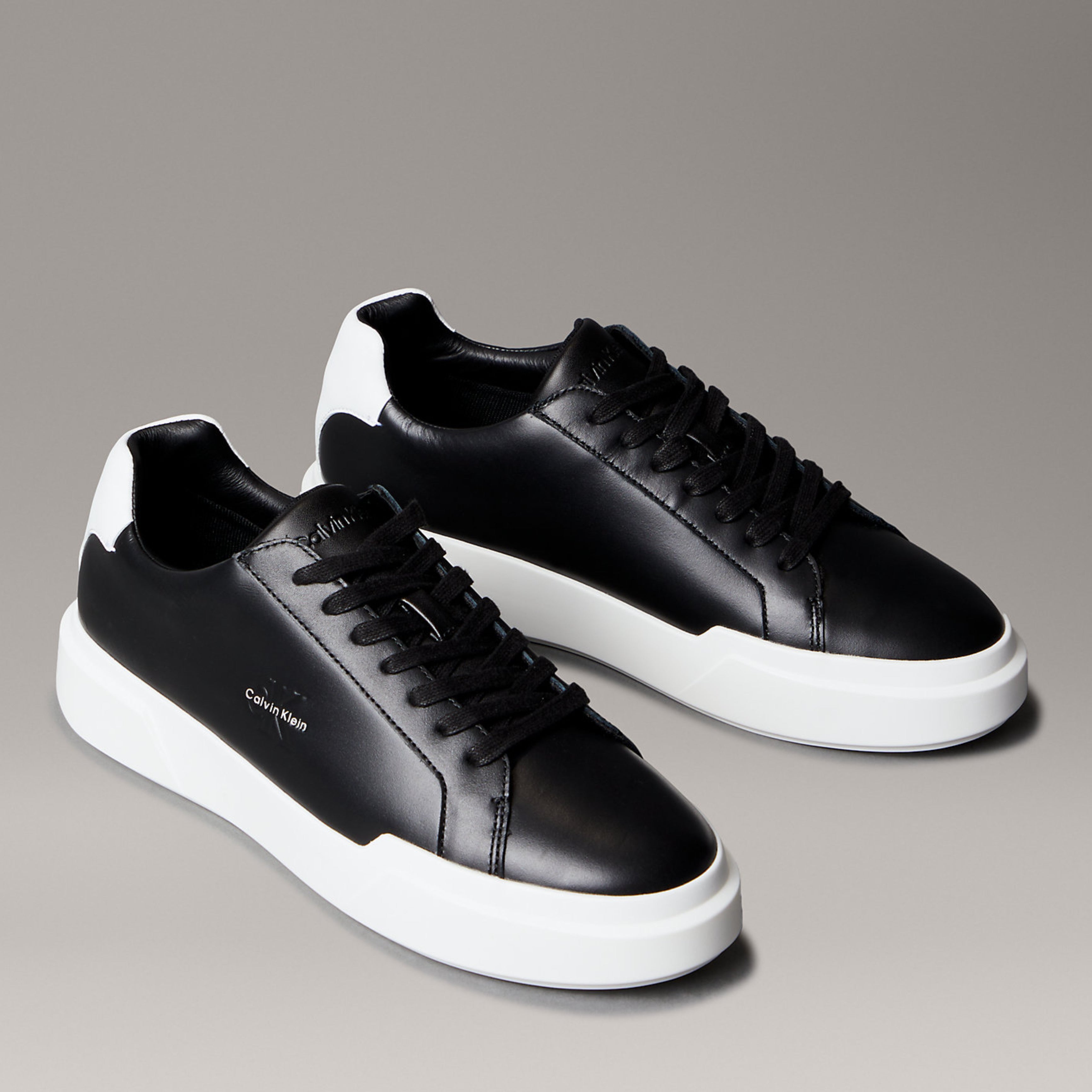 Мъжки кецове Men’s sneakers Calvin Klein
YM0YM01344 0GM Black / White