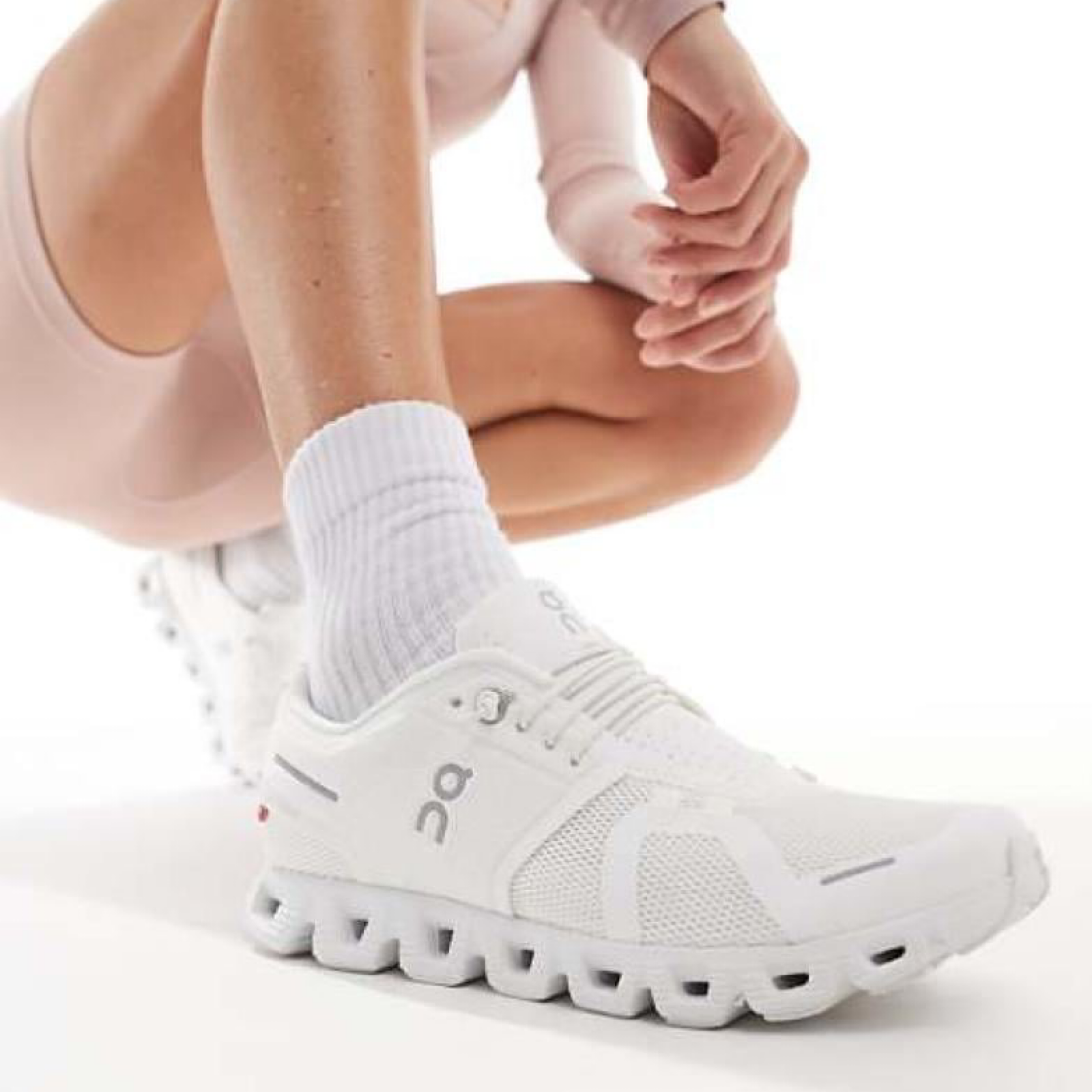 ON Cloud 6 Sneakers Model View