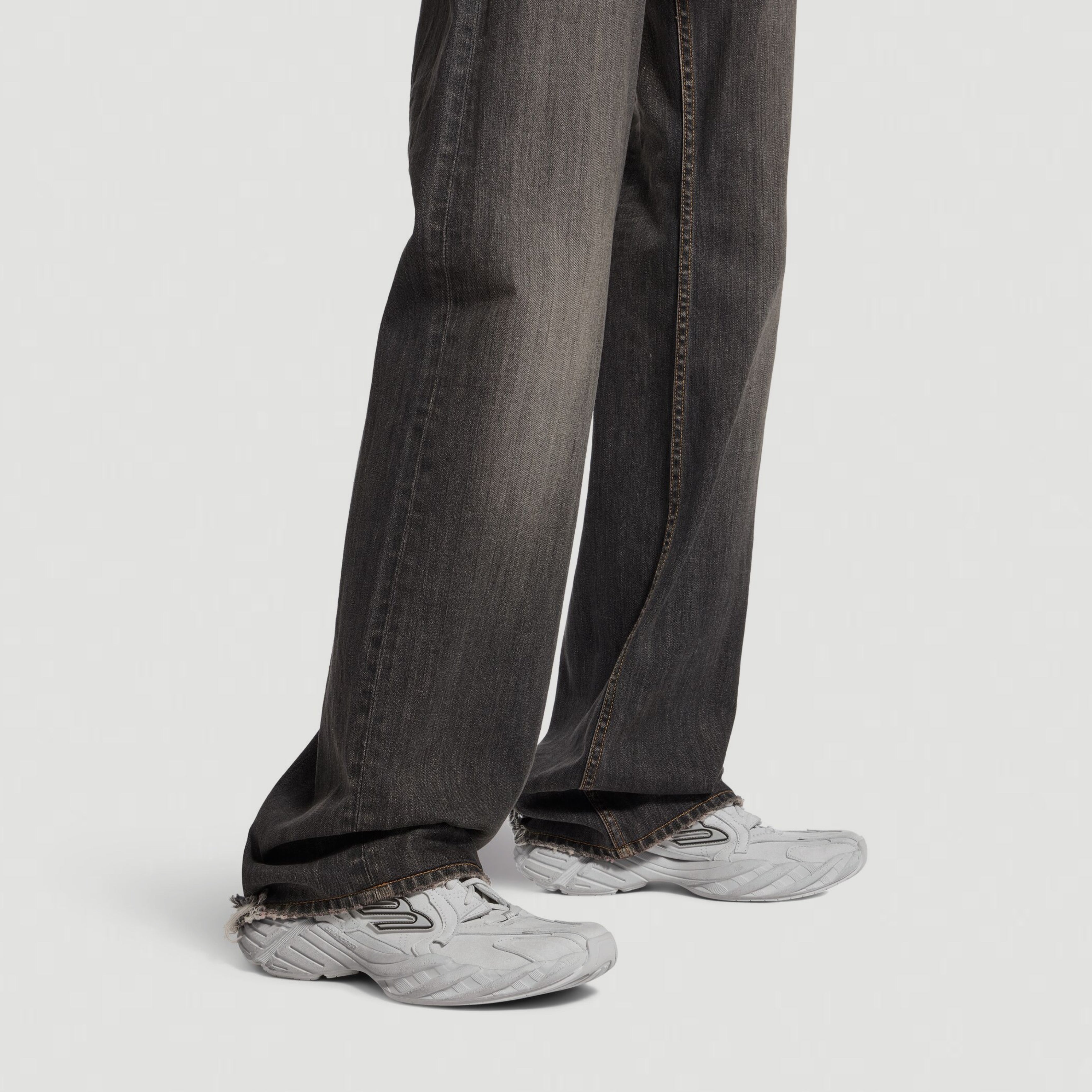 Мъжки луксозни маратонки Men’s sneakers Balenciaga Monday 825418WMNSS1011 light grey lifestyle cropped view