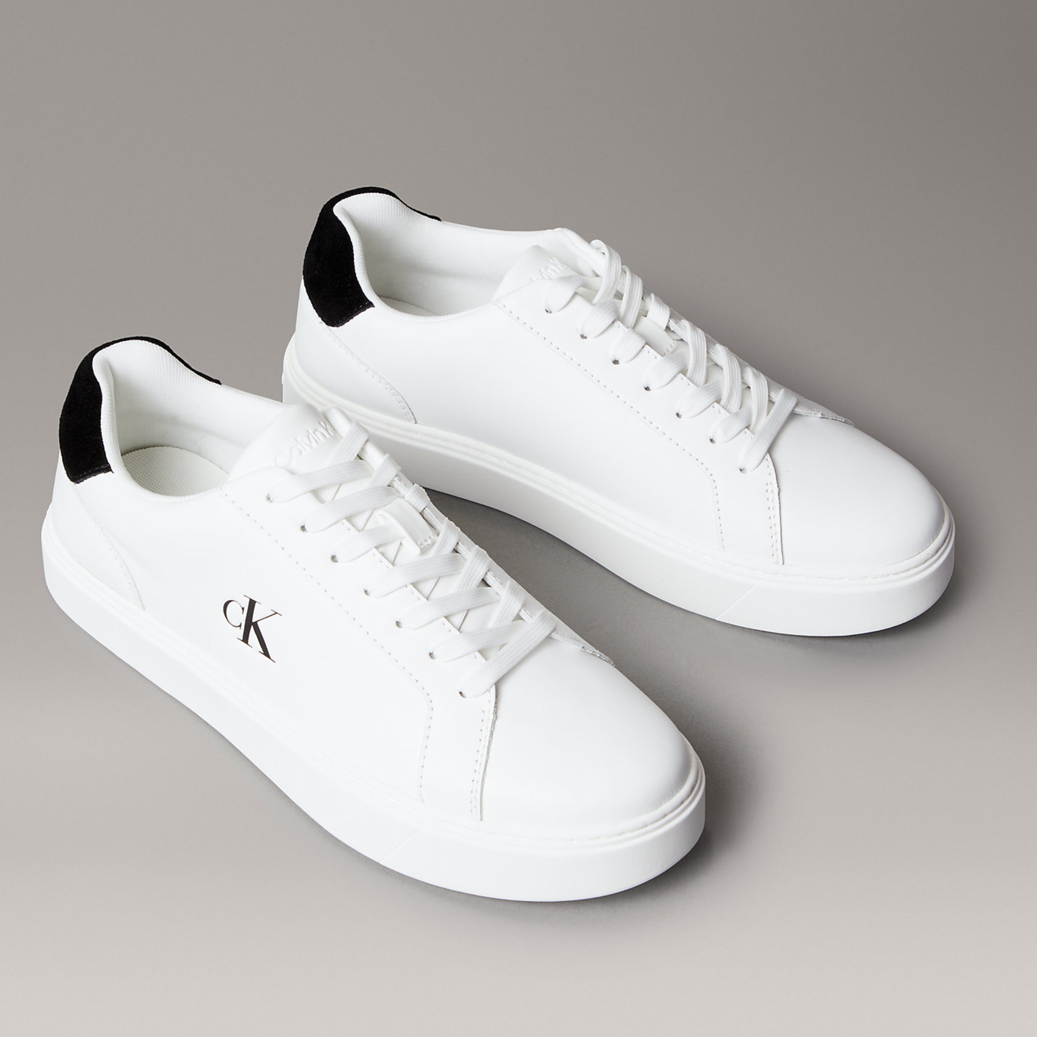 Мъжки кецове Men’s sneakers Calvin Klein
YM0YM0143501W White