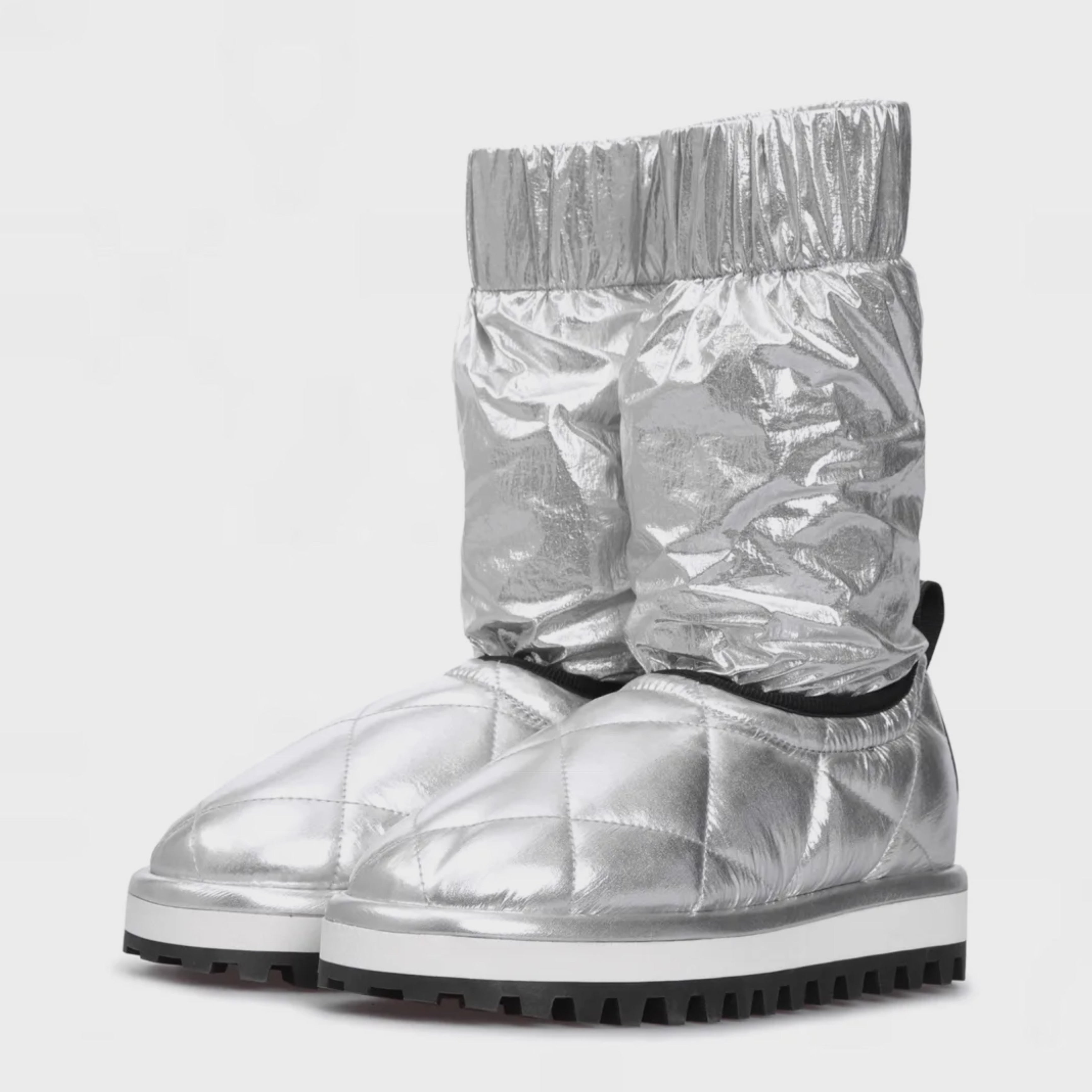 Дамски апрески в сребрист цвят Dolce & Gabbana Women’s Metallic Silver Quilted Logo Patch Snow Boots