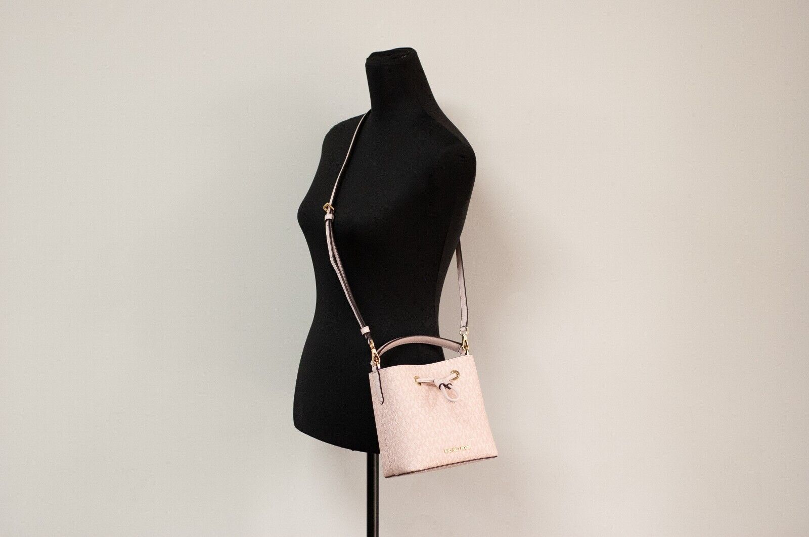 Michael Kors Suri Small Dark Powder Blush Signature PVC Bucket Crossbody чанта