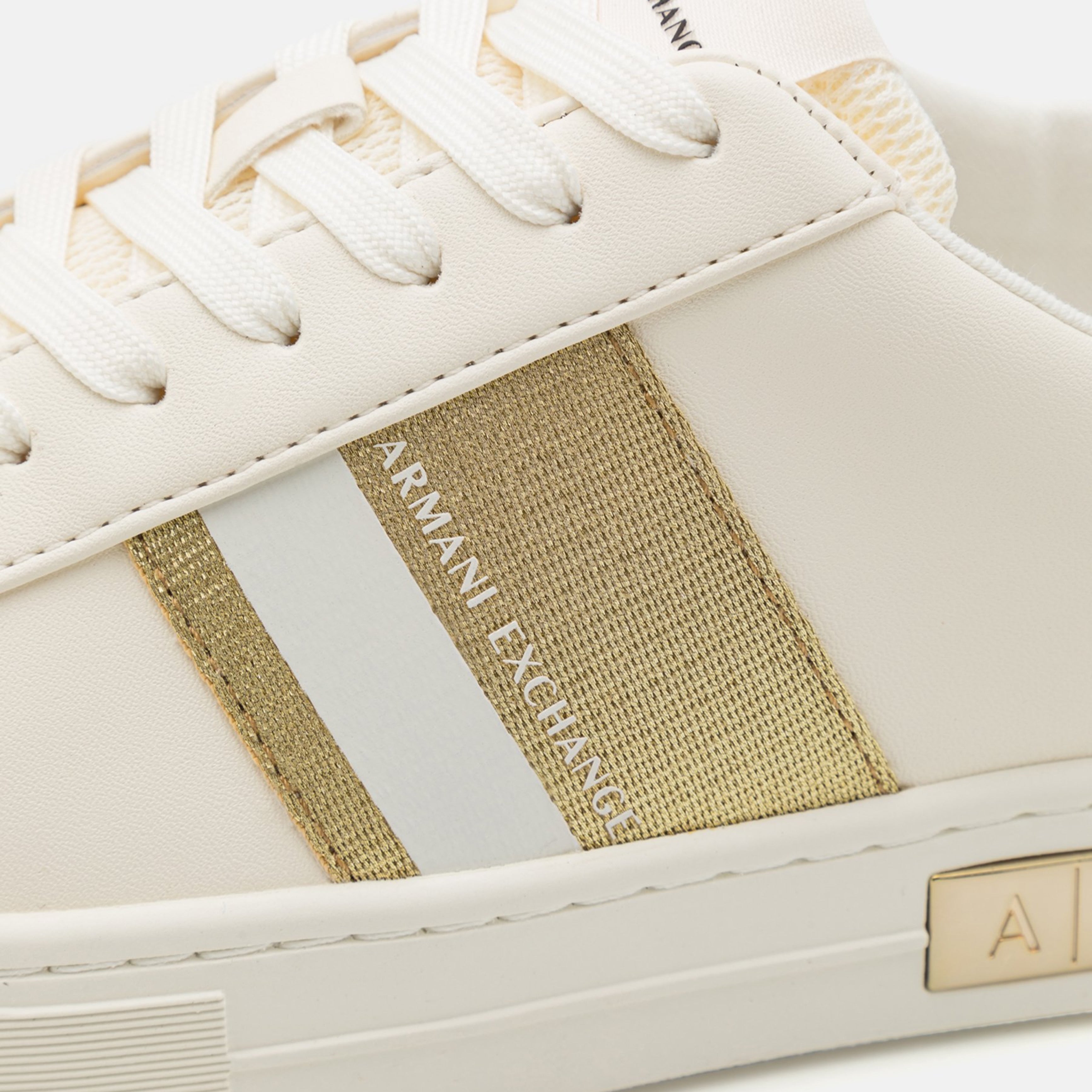 Дамски кецове Armani Exchange XDX027 XV791 T779 в бяло и златисто