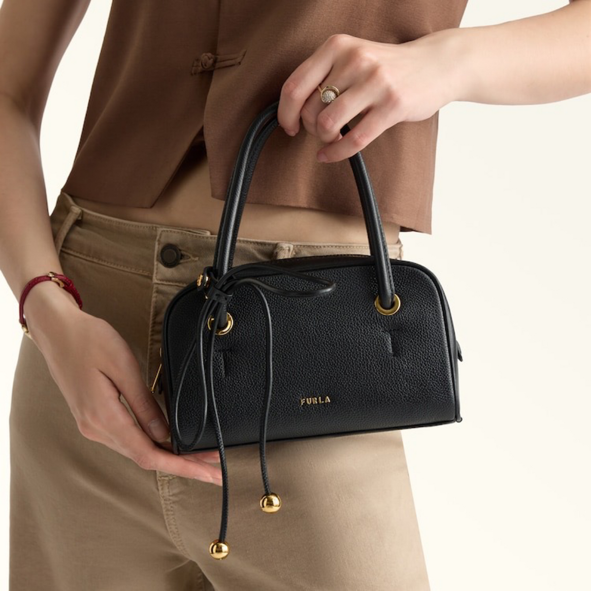 Дамска чанта Furla Poppy Dome Handbag WE00915_BX4573_1002_O6000 Hand View